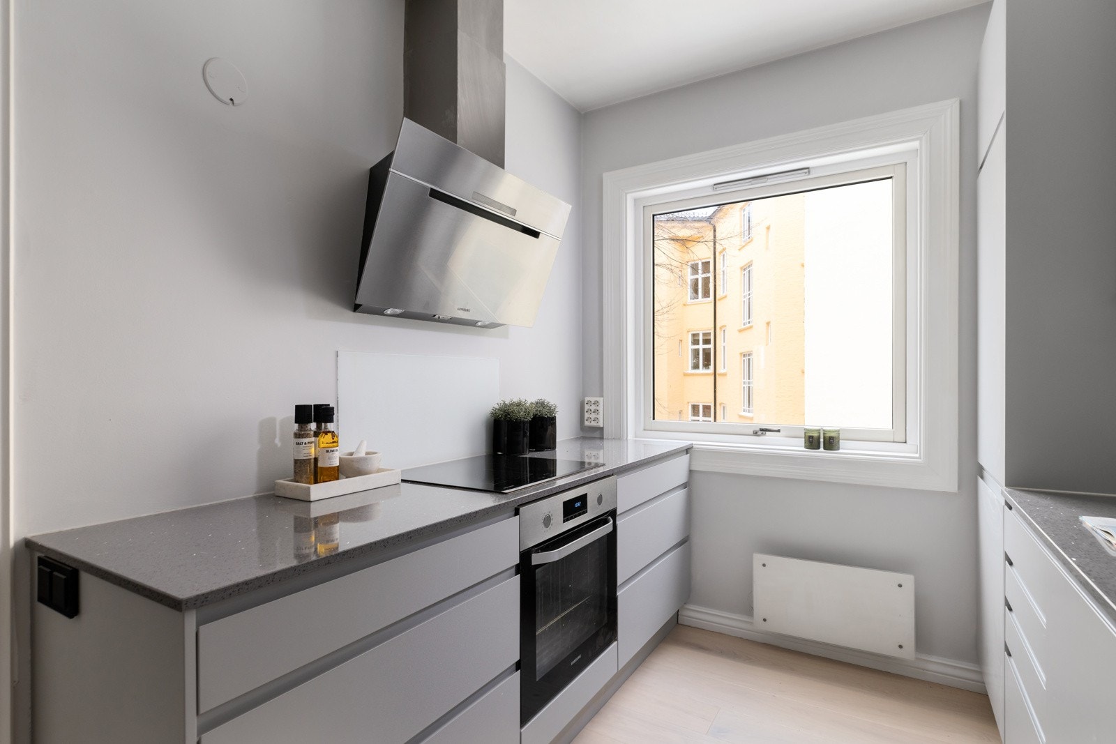 Kjøkkenet er fullt integrert med stekeovn, oppvaskmaskin, kjøl/frys og induksjonstopp, samt en kullfilterventilator med skrå front i børstet stål. Galleribilde