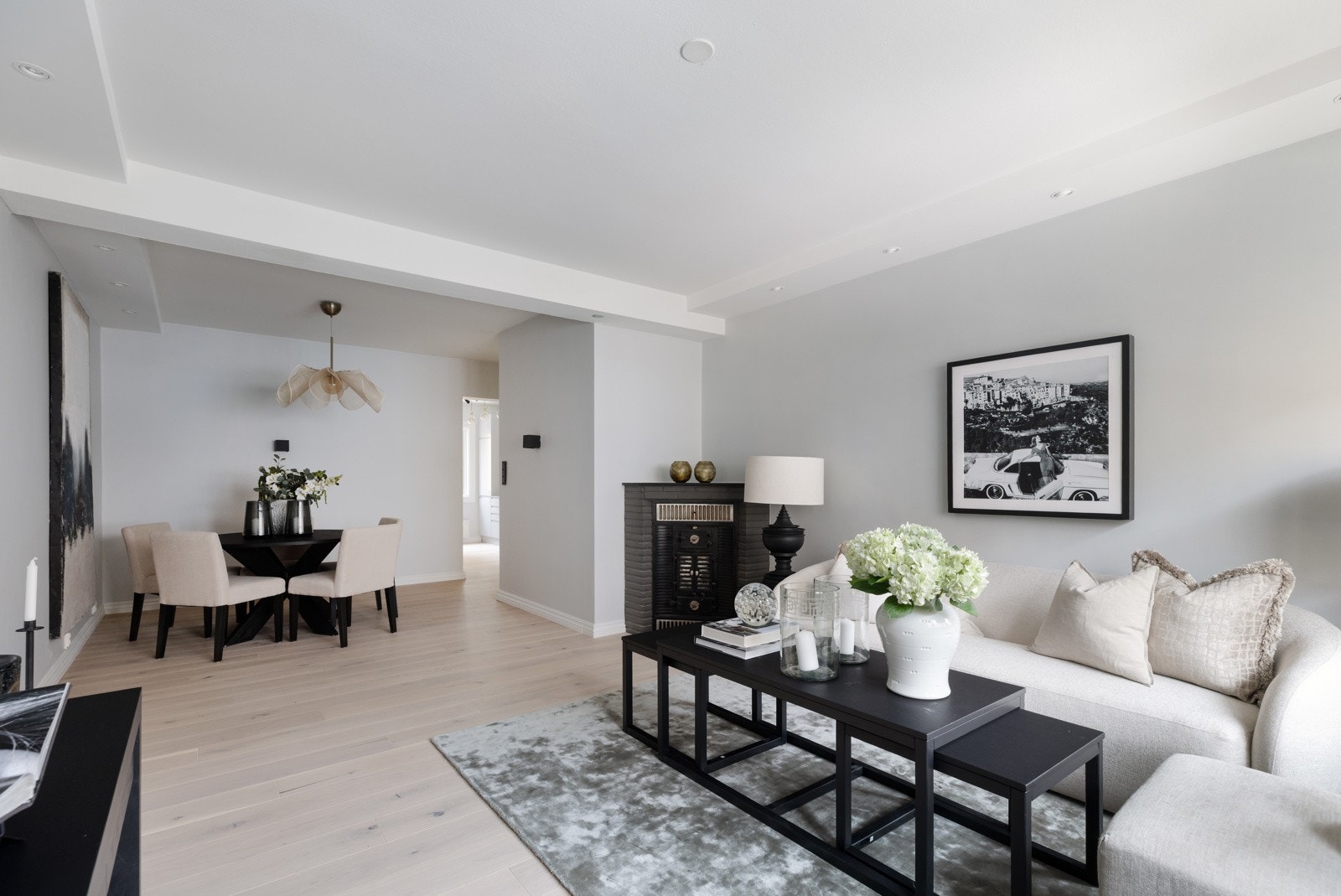 Stue og spisestue er samlet i ett romslig oppholdsrom med gode møbleringsmuligheter. Rommet har nedsenkede downlights langs kanten av himlingen, og i spisestuedelen er det i tillegg montert vegglampe. På gulvet er det lagt ny en-stavs eikeparkett i 2025. Galleribilde