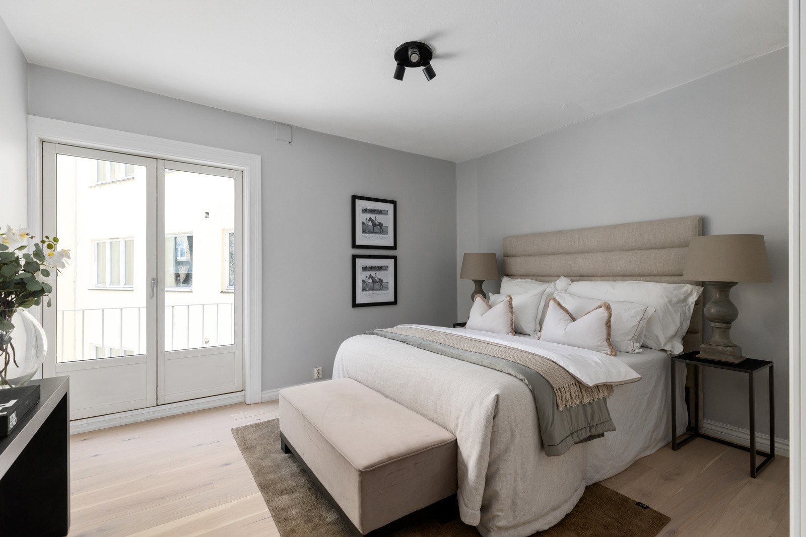 Hovedsoverommet er romslig og er på over 15 kvm. Som resten av leiligheten er takhøyden 2,60 m som bidrar til en enda bedre romfølelse. Galleribilde