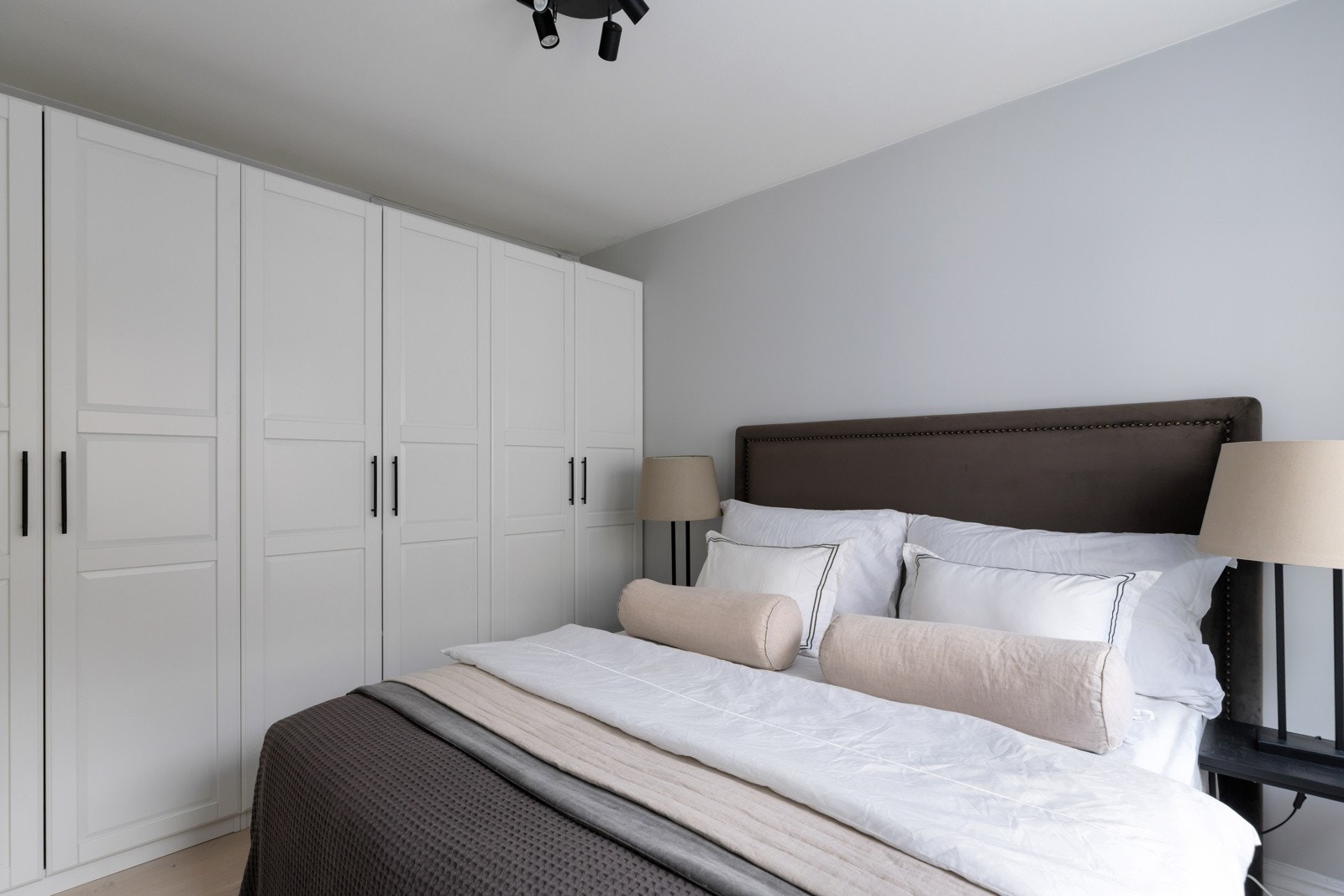 Rommet har godt med skapplass. Galleribilde