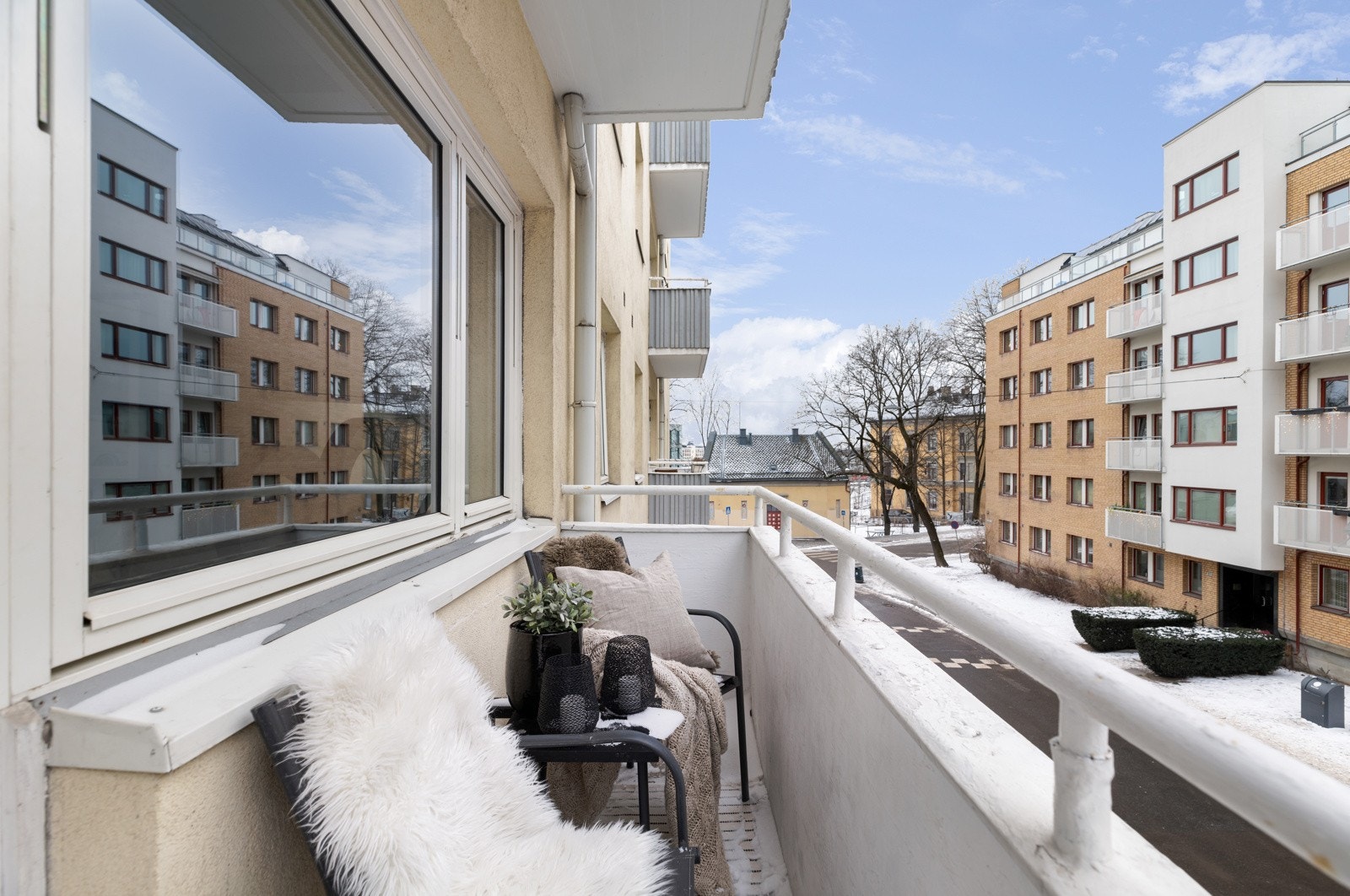 Fra stuen er det utgang til en vestvendt balkong på ca. 2,6 kvm. Vinduene og balkongdørene i leiligheten ble byttet i 2009. Galleribilde