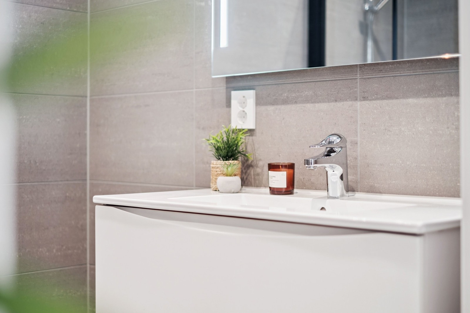 Moderne servant med stilrent design og god oppbevaringsplass i underskapet. Galleribilde