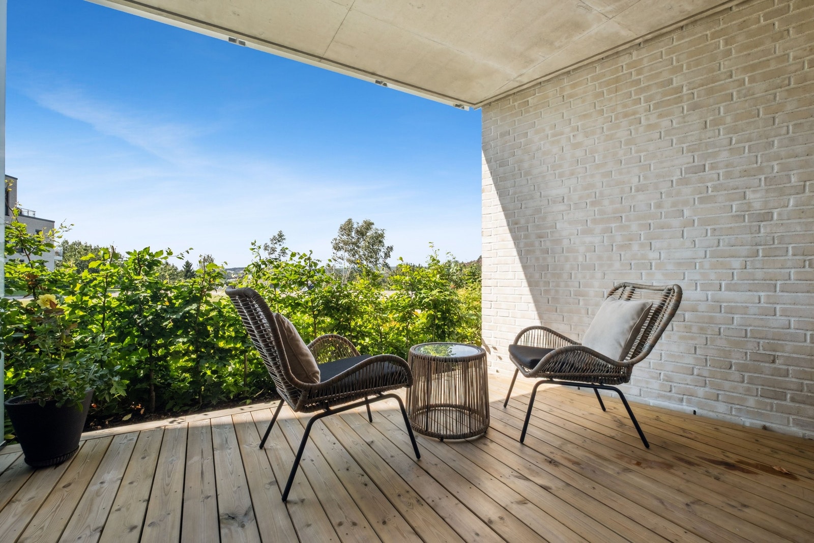 Koselig terrasse med plass til loungemøbler - et perfekt sted for avslapping og hyggelige stunder utendørs. Galleribilde