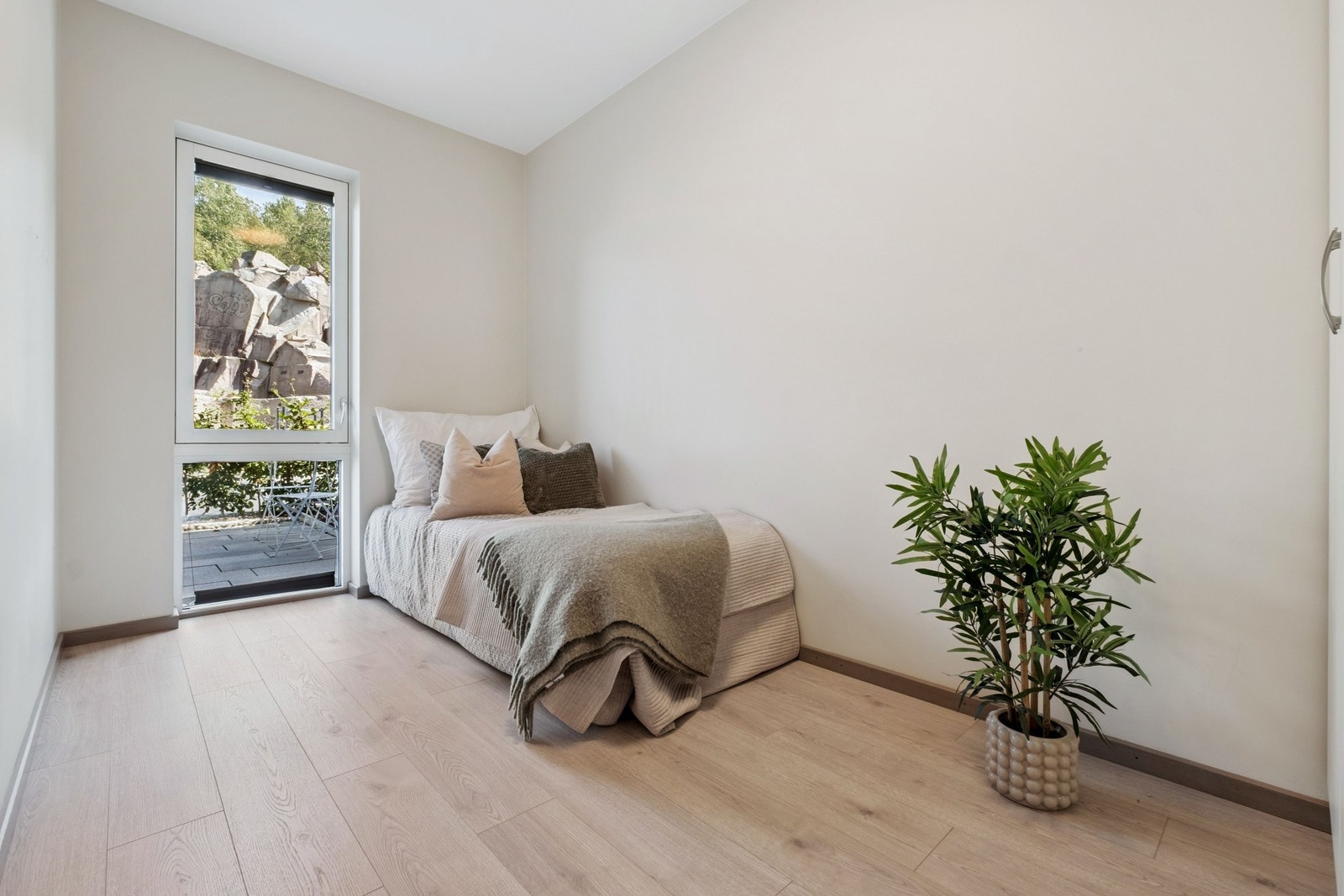 Lyst soverom med plass til enkel- eller dobbeltseng samt garderobeskap - fleksibelt rom som passer både som gjesteværelse, kontor eller fast soverom. Galleribilde