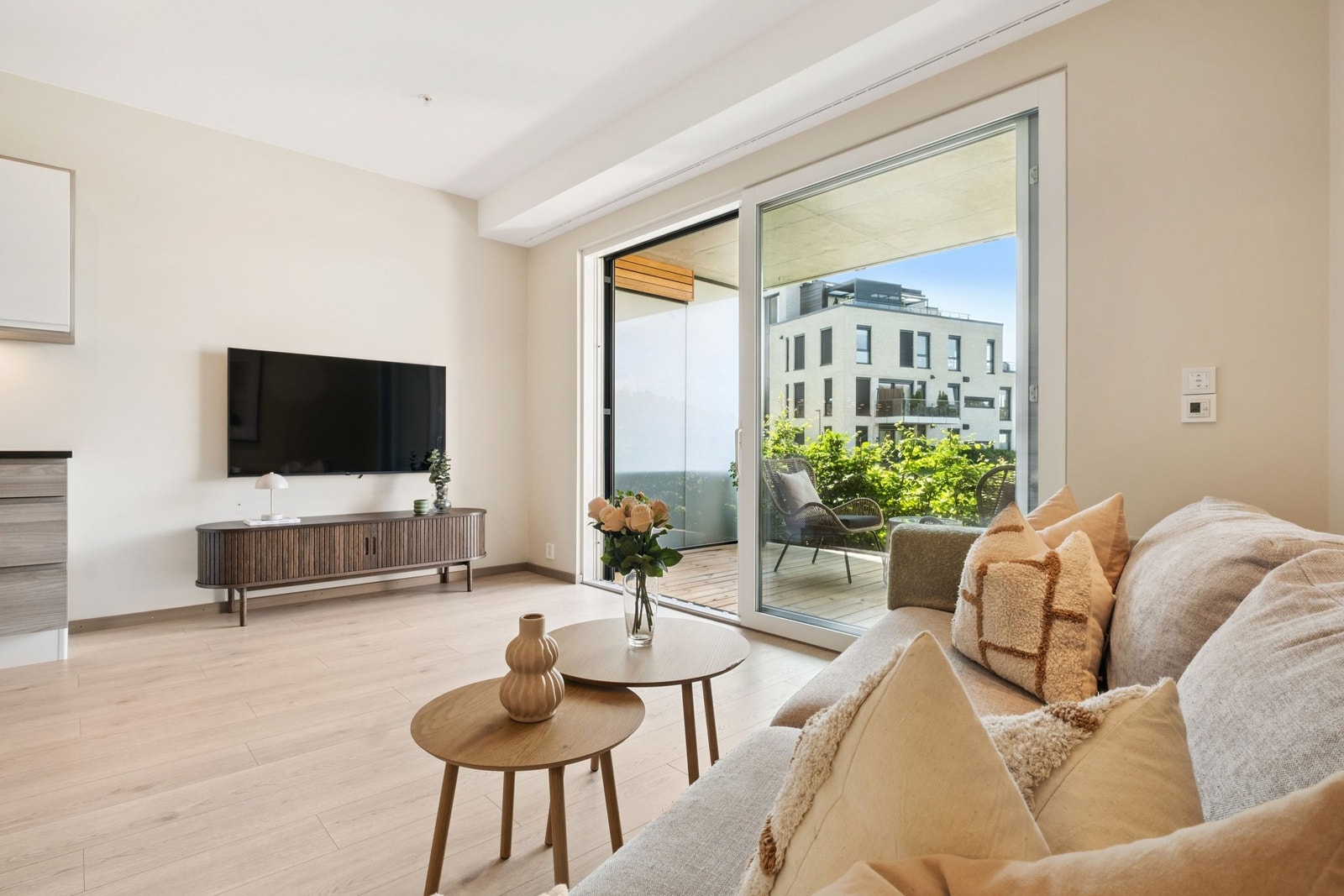 Trivelig TV hjørne, med god plass til hele familien. Nettverkstilkobling og TV uttak i veggen. Galleribilde