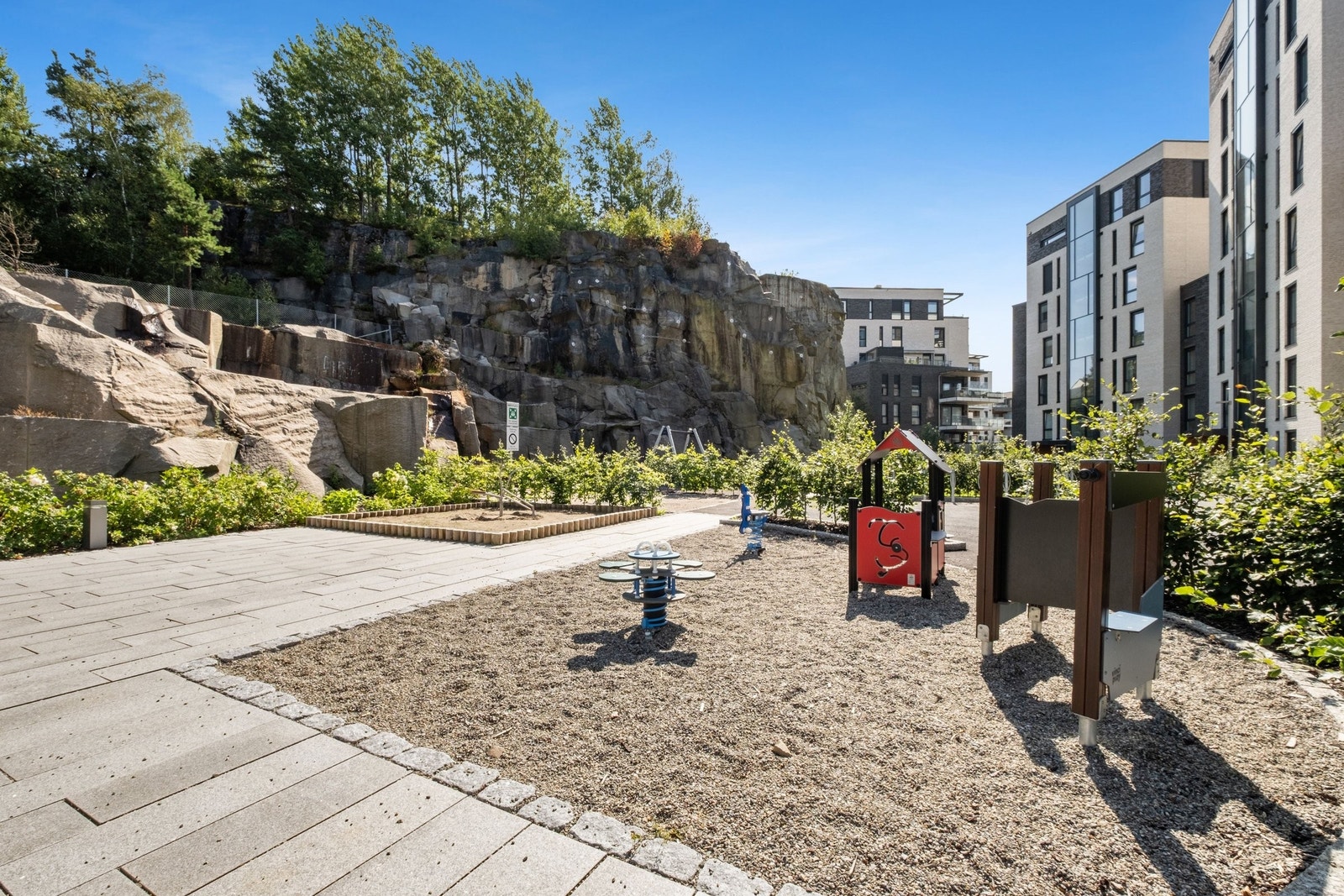 Trygg og innbydende lekeplass rett utenfor boligen - perfekt for barn i alle aldre. Galleribilde