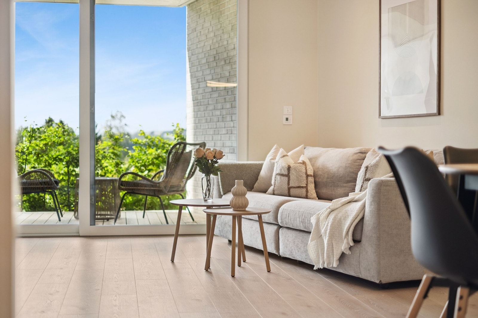 Lys og romslig stue med store skyvedører som slipper inn rikelig med dagslys. Galleribilde