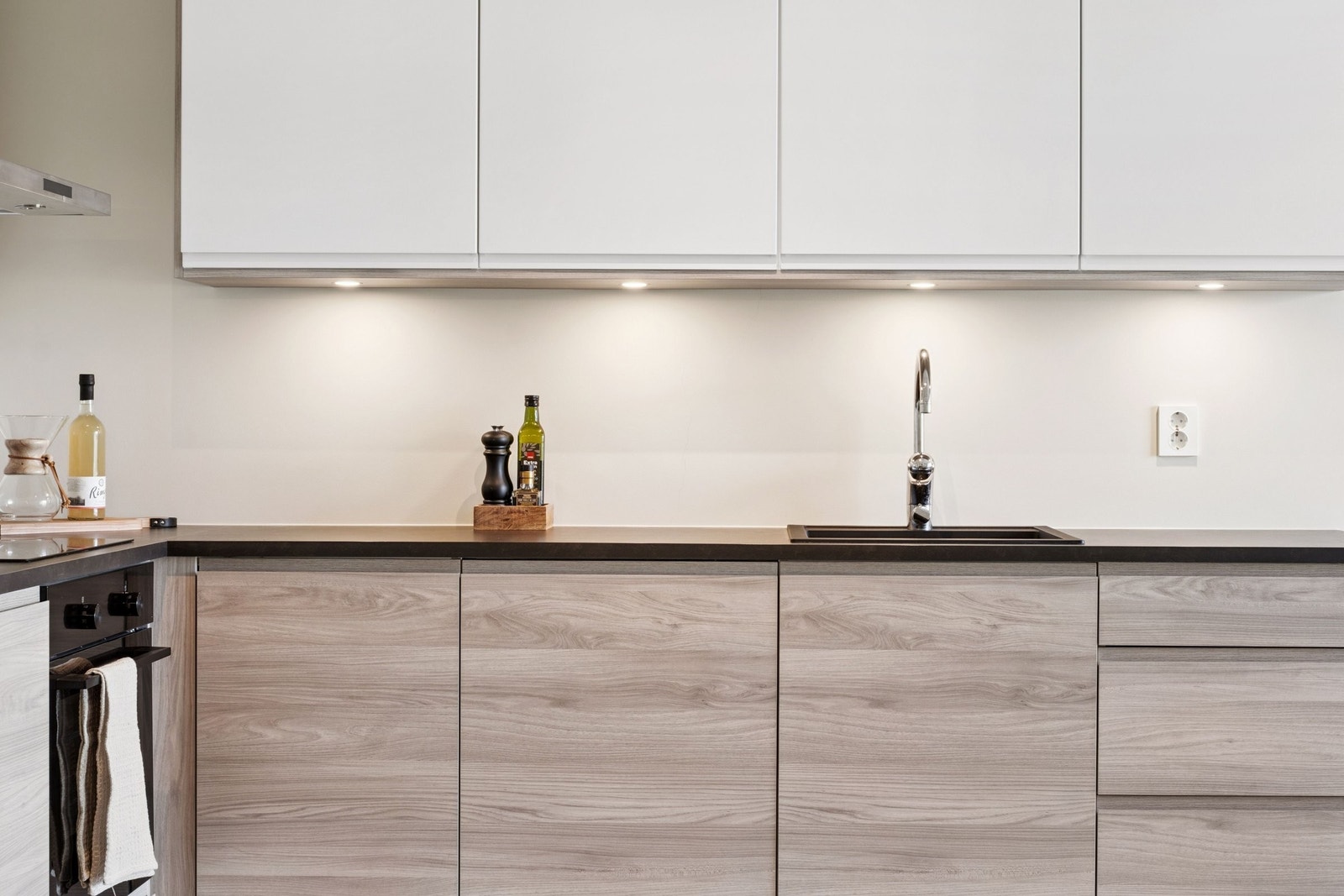 Lyst og moderne kjøkken med god arbeidplass og integrerte hvitevarer - perfekt for både hverdag og selskap! Galleribilde