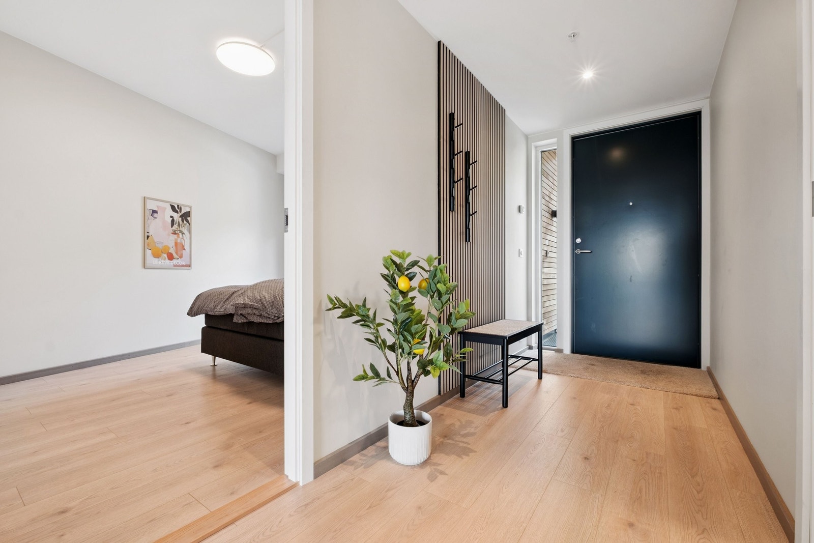 Lys og funksjonell entrè med stilrene spiler og et praktisk, innfelt område med plass til garderobeskap - gir både et ryddig førsteinntrykk og god oppbevaring. Galleribilde