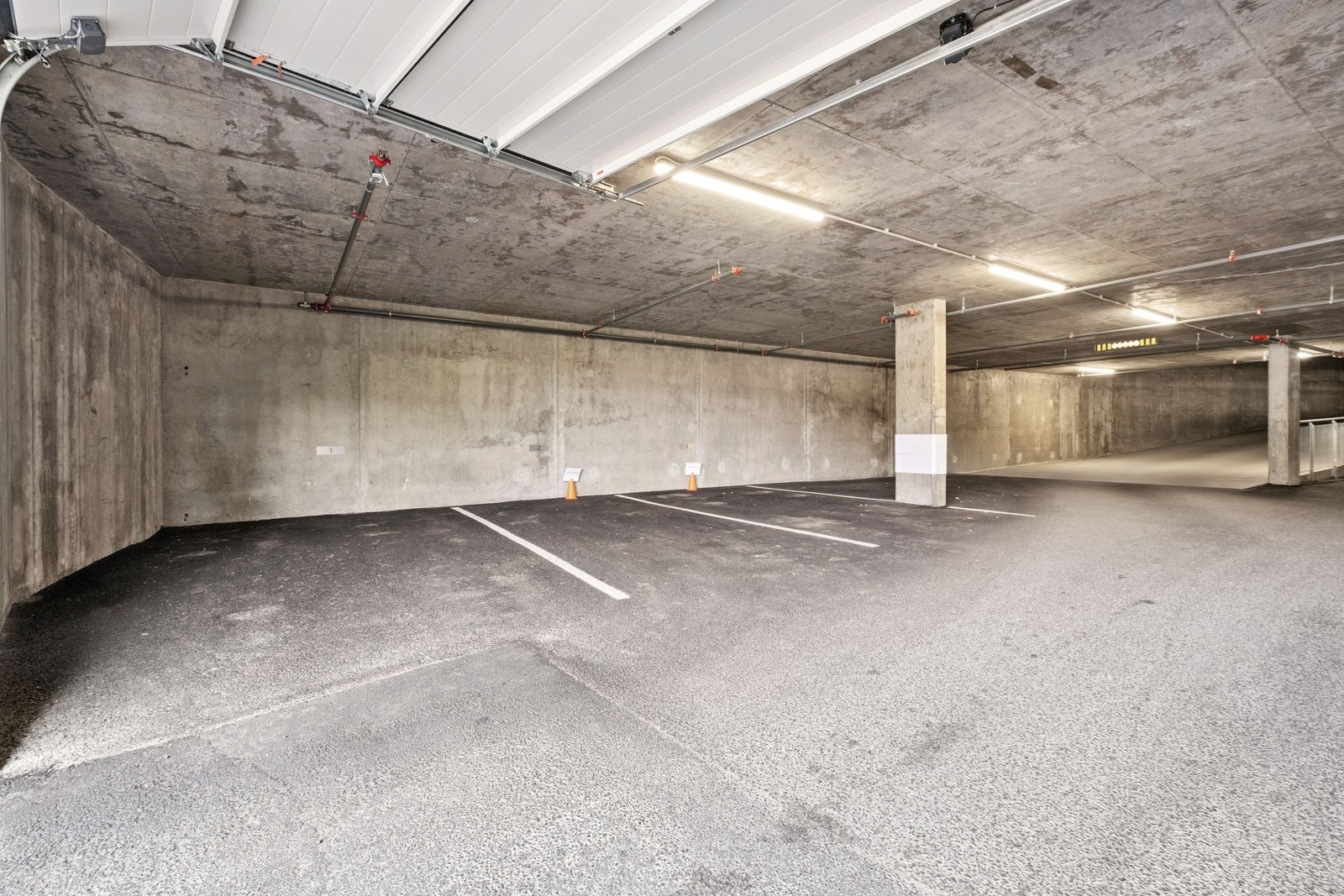 Tørre og fine garasjeplasser, den lengst venstre er tilhørende leiligheten. Galleribilde