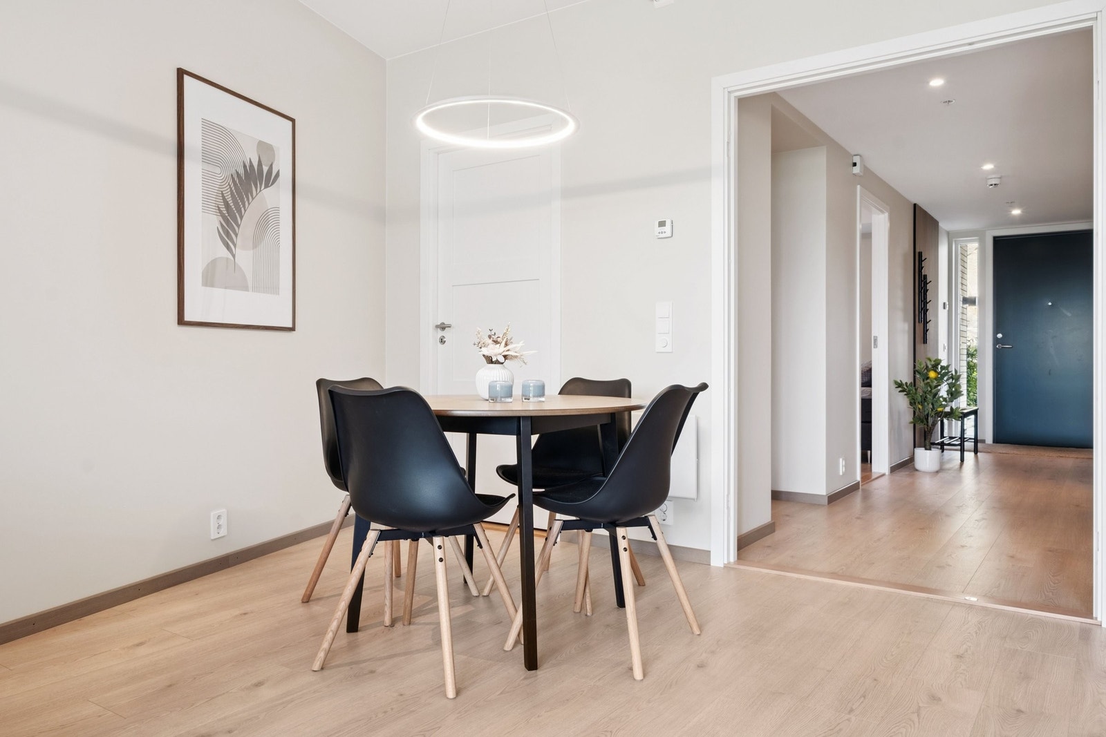 Lys og åpen spiseplass med god plass til ett større spisebord - ideelt for både fredags-kosen og hyggelige lag med venner og familie. Galleribilde