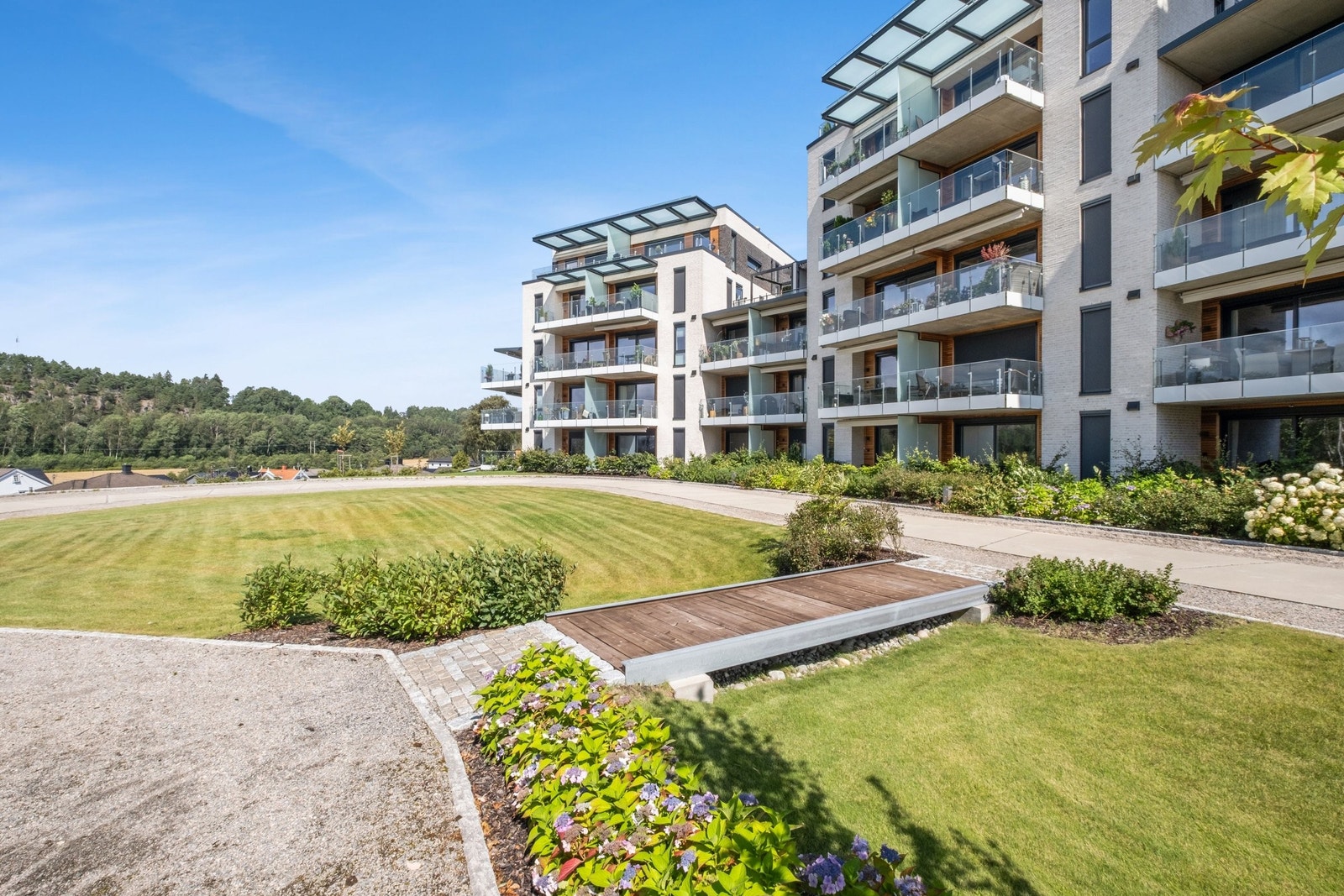 Innbydende fasade med solrik terrasse vendt mot grønt parkområde - her kan du nyte roen og utsikten rett utenfor stuedøren. Galleribilde