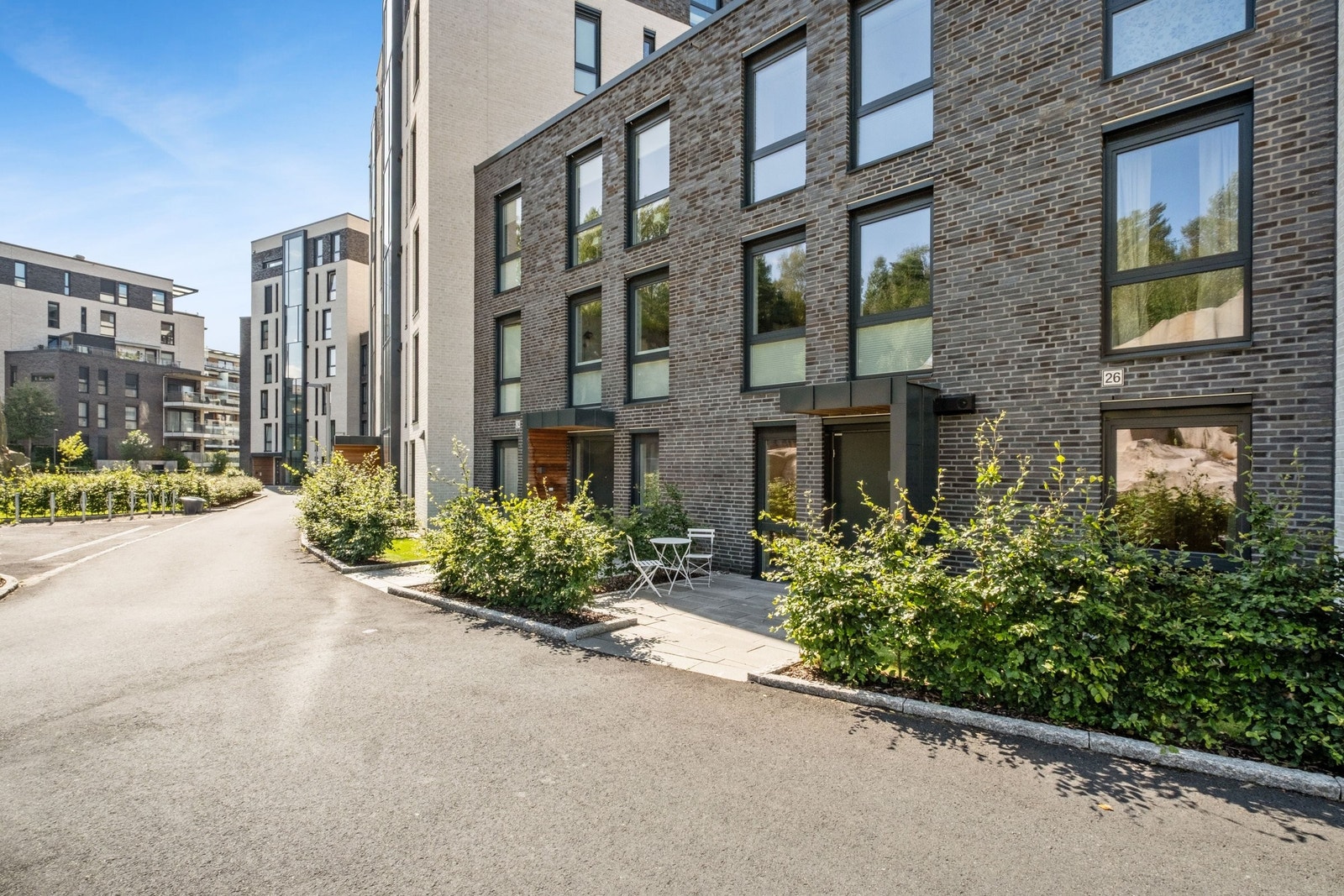 Fasaden er oppført i slitesterk teglstein av høy kvalitet - en solid investering som gir både tidløs eleganse og minimalt vedlikehold i mange år fremover. Galleribilde