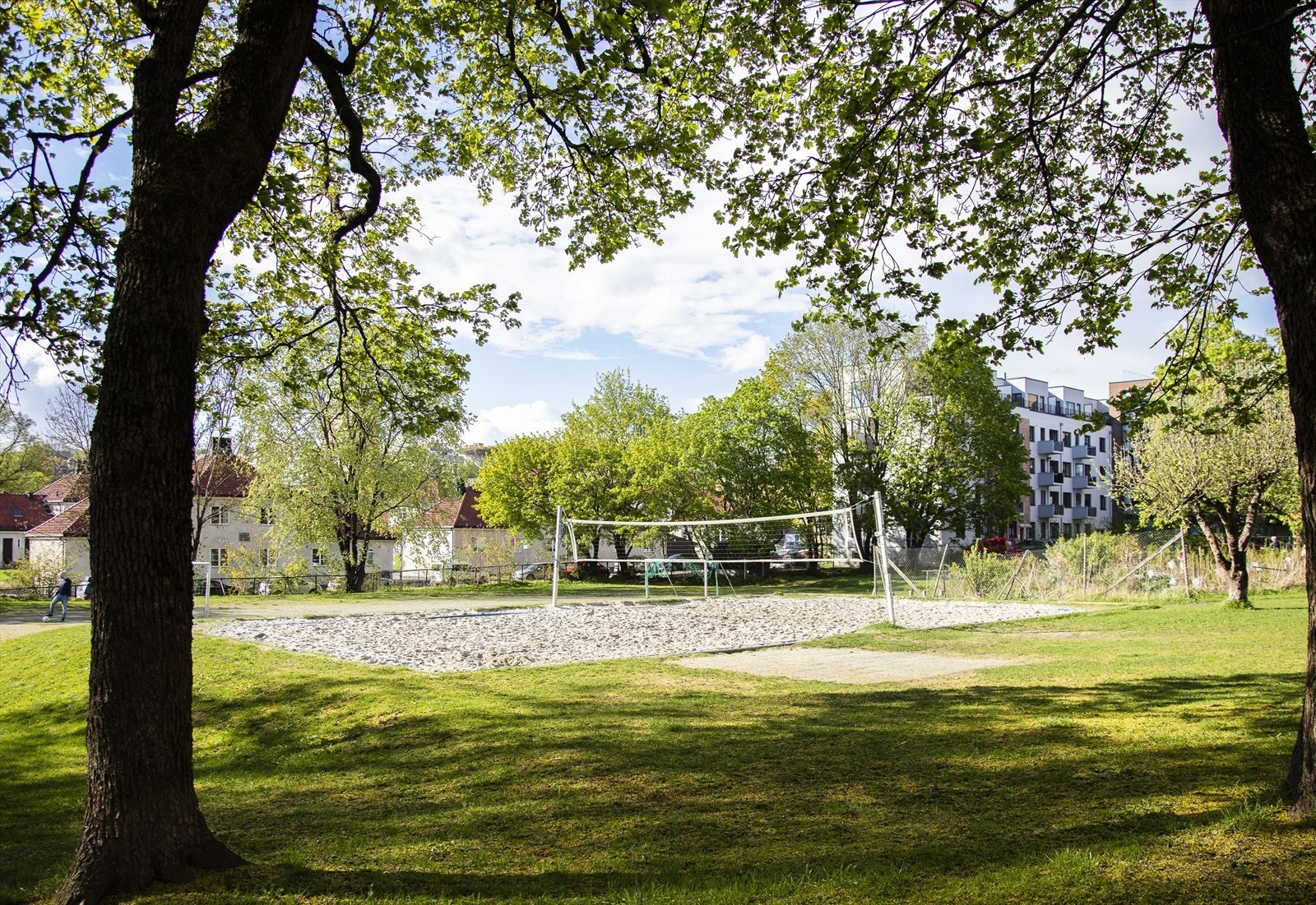 Leiligheten har umiddelbar nærhet til vakre parkområder som Stensparken, Idioten og St. Hanshaugen, som gir flotte rekreasjonsmuligheter i nærområdet. Galleribilde