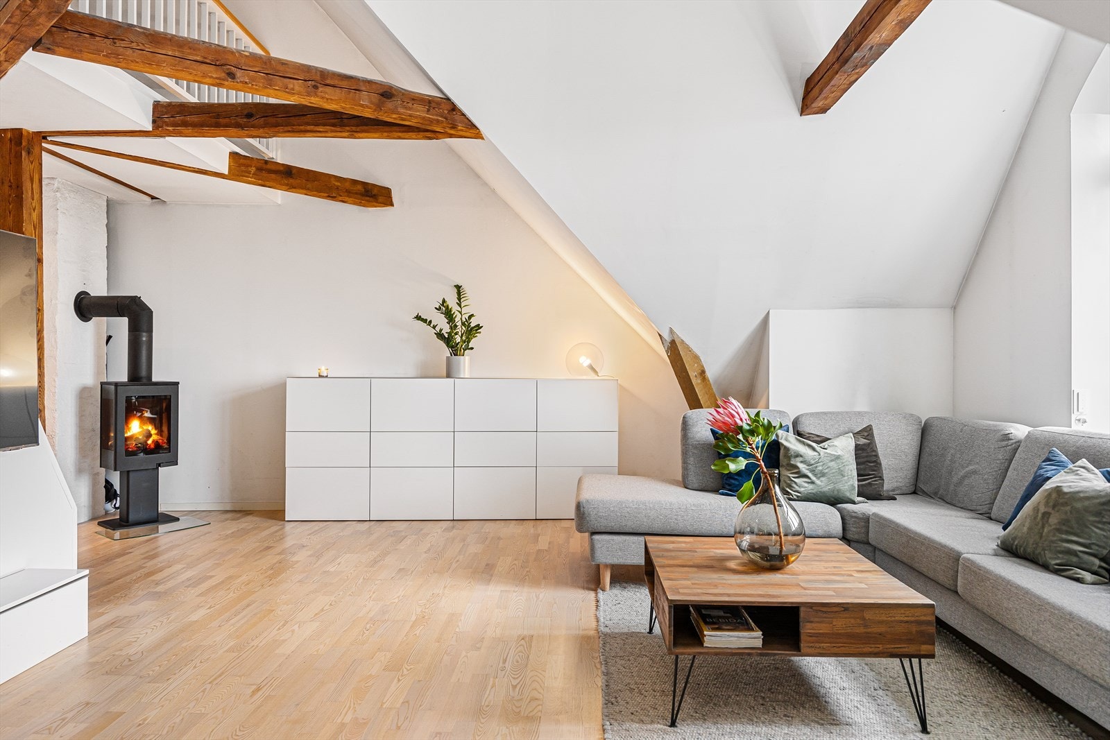 Gulvet er belagt med flott eikeparkett, og overflatene er malt i lyse fargetoner. Galleribilde