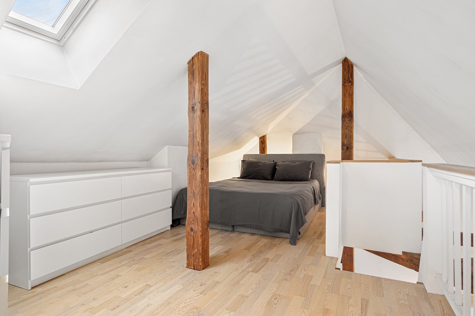 I dag er mesaninen innredet med dobbeltseng og flere kommoder som gir god oppbevaringsplass. Galleribilde