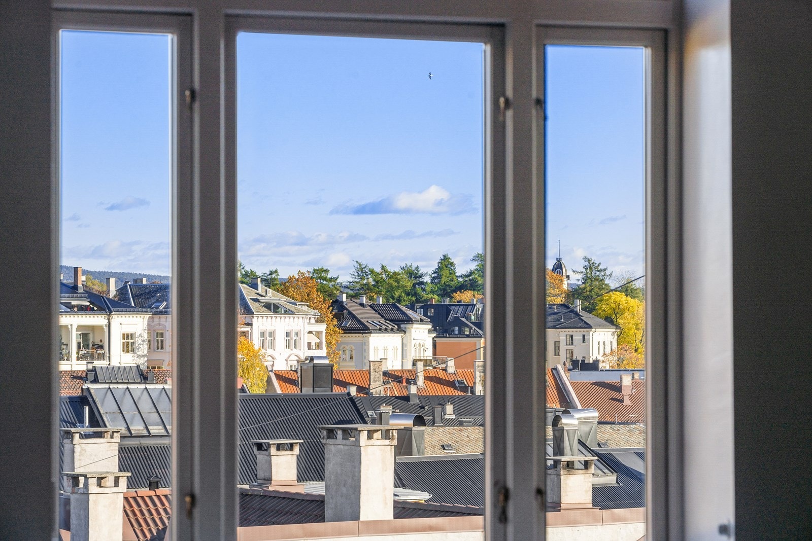 Fra kjøkkenet/spisestuen nyter du en flott utsikt. Galleribilde