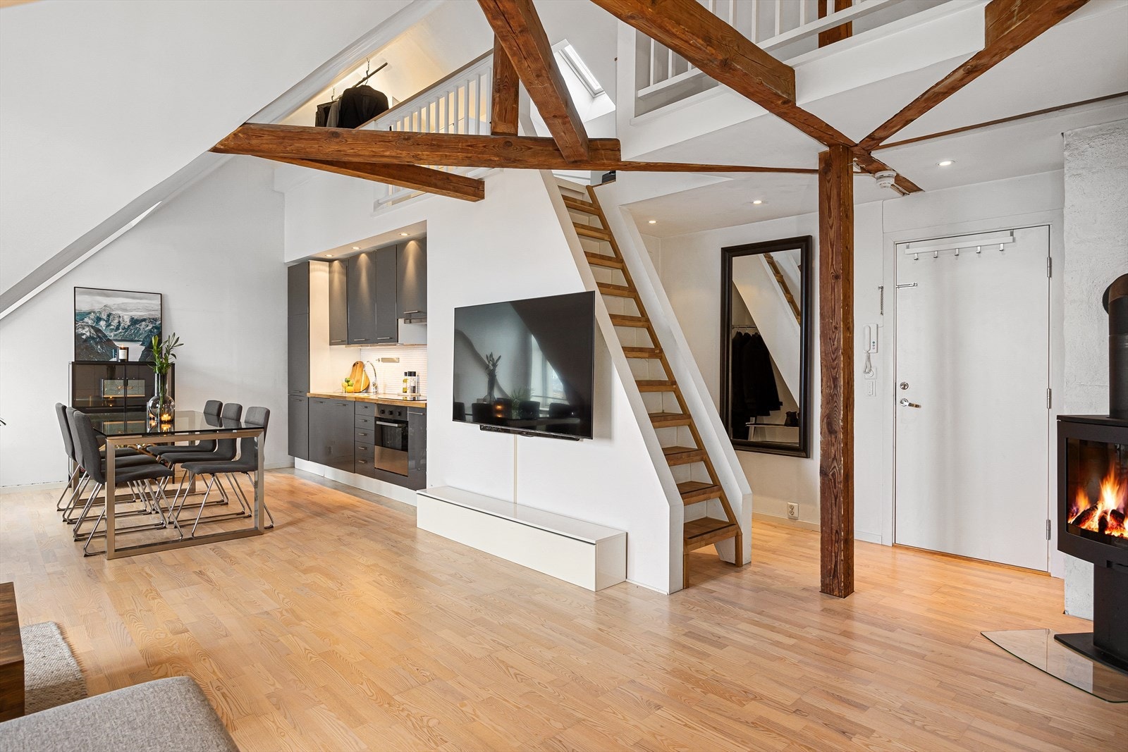 Synlige trebjelker gir rommet et karakteristisk og sjarmerende særpreg. Galleribilde