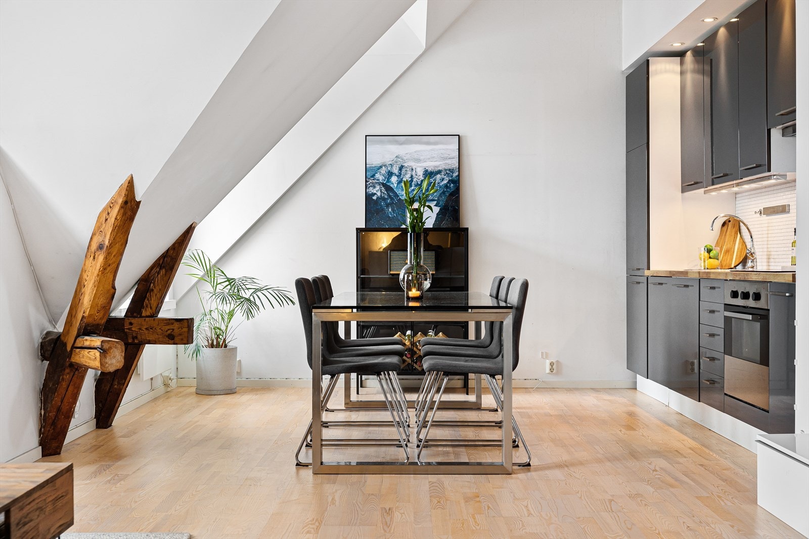 Her er det enkelt å plassere et stort spisebord i tilknytning til kjøkkenet, ideelt for sosiale sammenkomster. Galleribilde