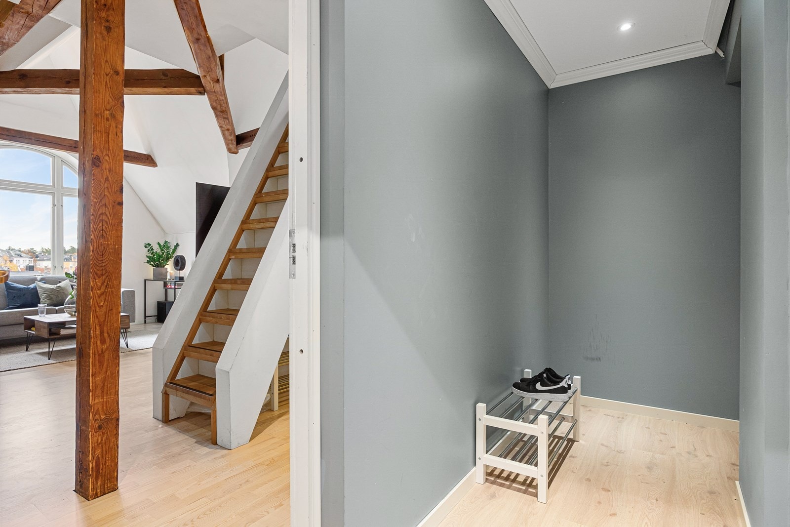 Adkomst til leiligheten skjer via en fellesgang mellom denne enheten og naboleiligheten. Området er definert som fellesareal og fungerer som rømningsvei, og skal derfor ikke blokkeres eller møbleres. Galleribilde