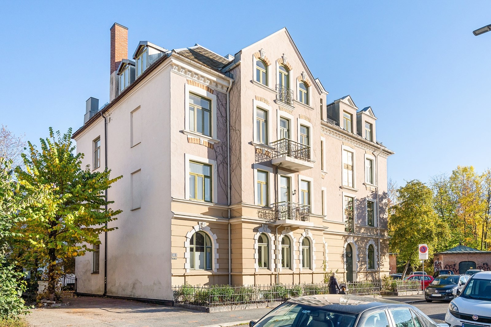 Beliggende tilbaketrukket på toppen av Stensparken/Fagerborg, med rolig og attraktiv beliggenhet. Galleribilde