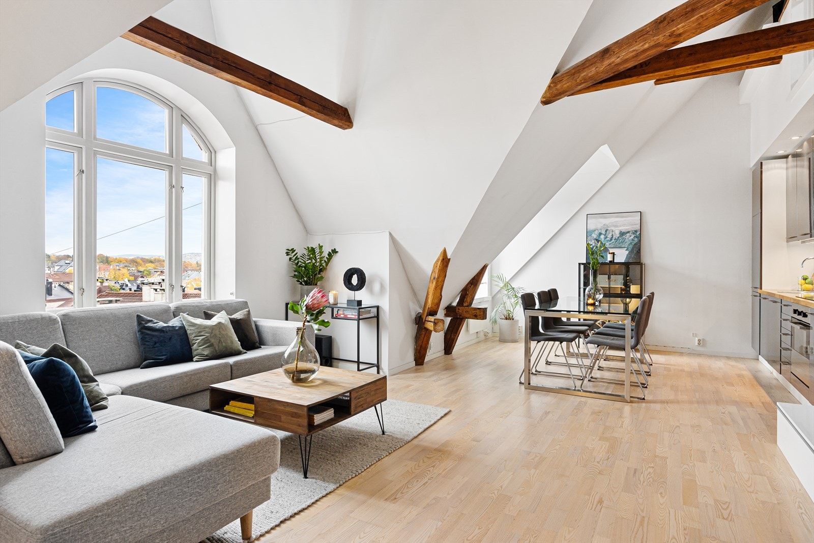 Leiligheten har åpen stue- og kjøkkenløsning, samtidig som det er et naturlig skille mellom sonene. Galleribilde