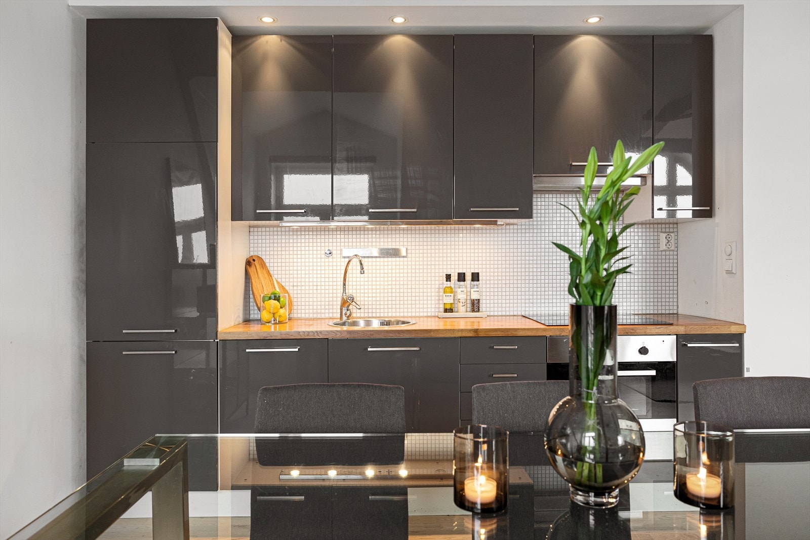 Kjøkkenet har integrert kjøl/fryseskap, platetopp, stekeovn og oppvaskmaskin. Med god lagringsplass i skap og skuffer, samt rikelig arbeidsflate, har kokken alt på plass. Galleribilde