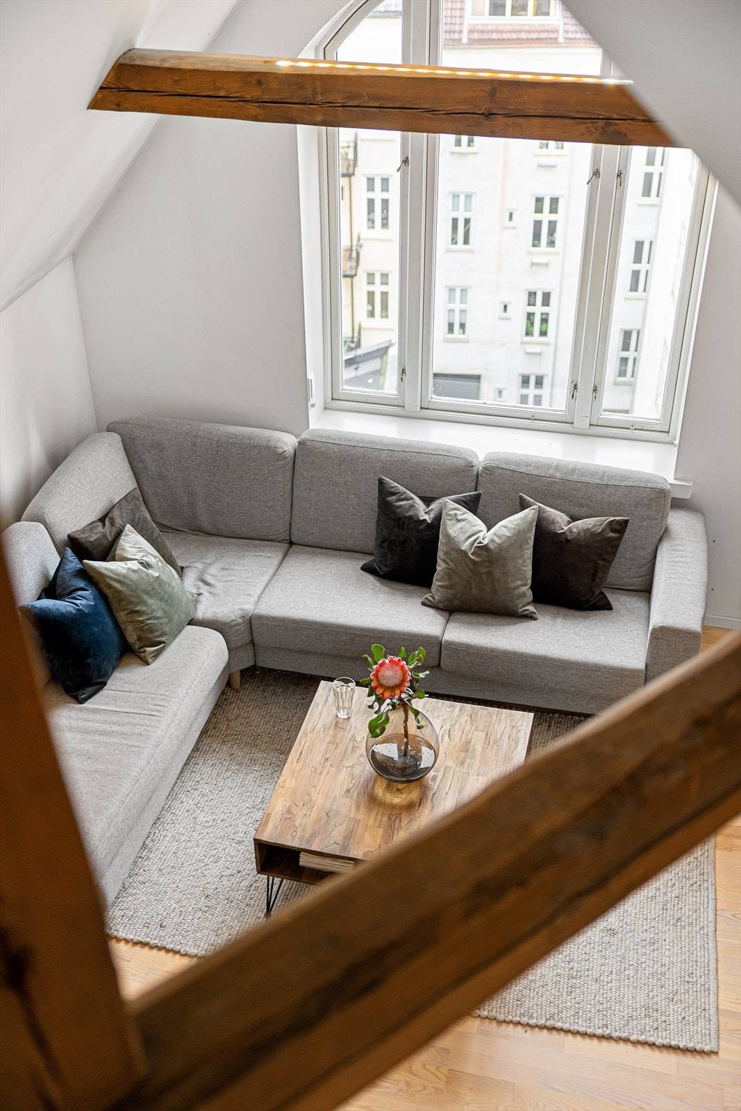 Mesaninen er åpen ned mot stuen og kjøkkenet, noe som gir en luftig romfølelse, samtidig som vinduet slipper inn rikelig med naturlig lys. Galleribilde