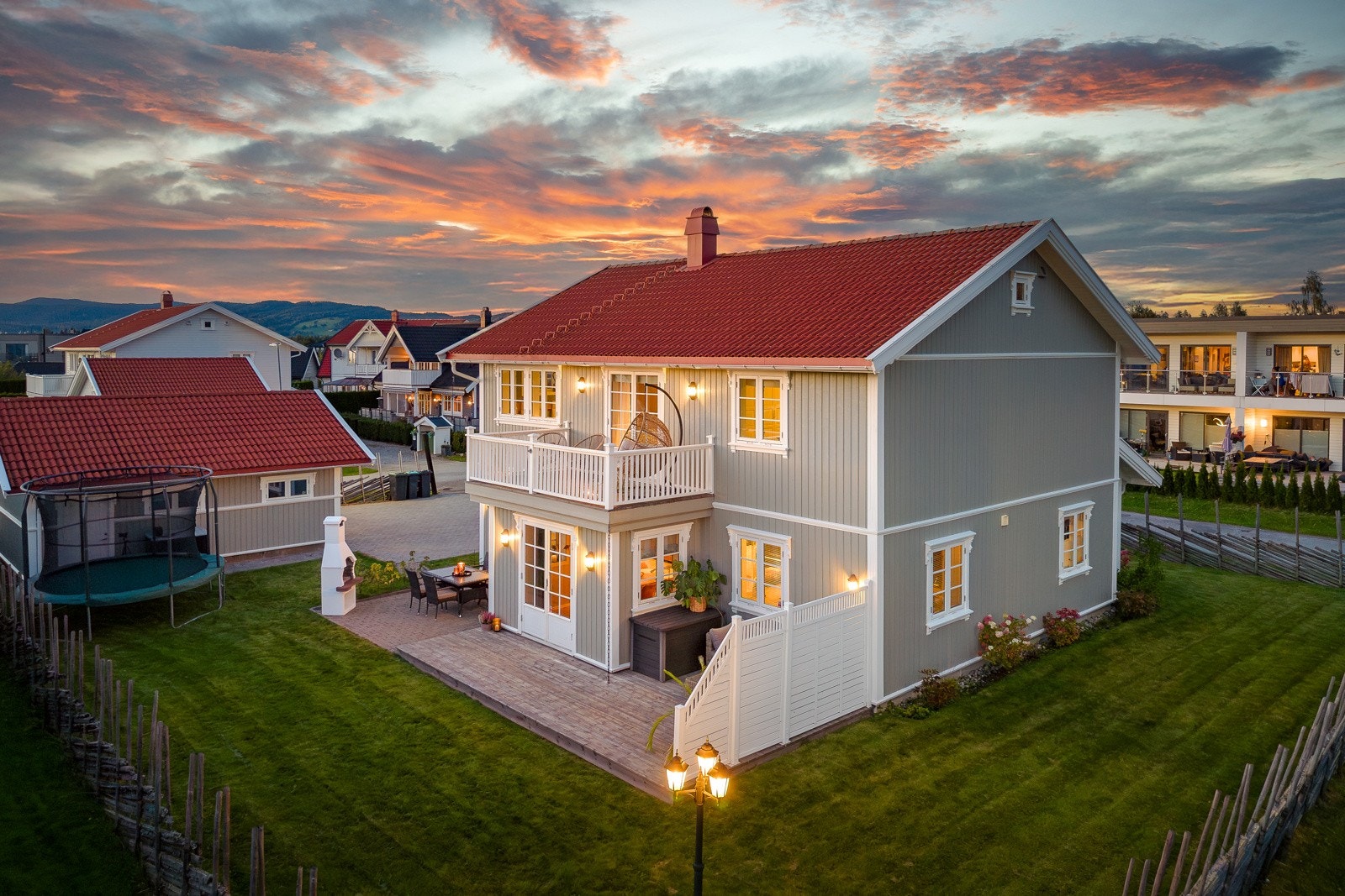 Lys og moderne enebolig på solrik hjørnetomt i et attraktivt og familievennlig område på Prestmosen i Nannestad! Her bor du i et rolig og trygt nabolag med kort vei til skoler, barnehager, idrettsanlegg, turstier og butikker . Galleribilde