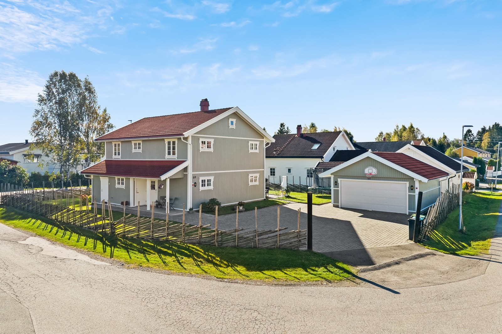 Parkering skjer i en frittstående dobbelgarasje med elektrisk port, oppført i 2007. Det er montert elbillader i garasjen. I tillegg er det romslig steinbelagt gårdsplass med plass til flere biler - godt egnet for både familier med flere kjøretøy og gjeste Galleribilde