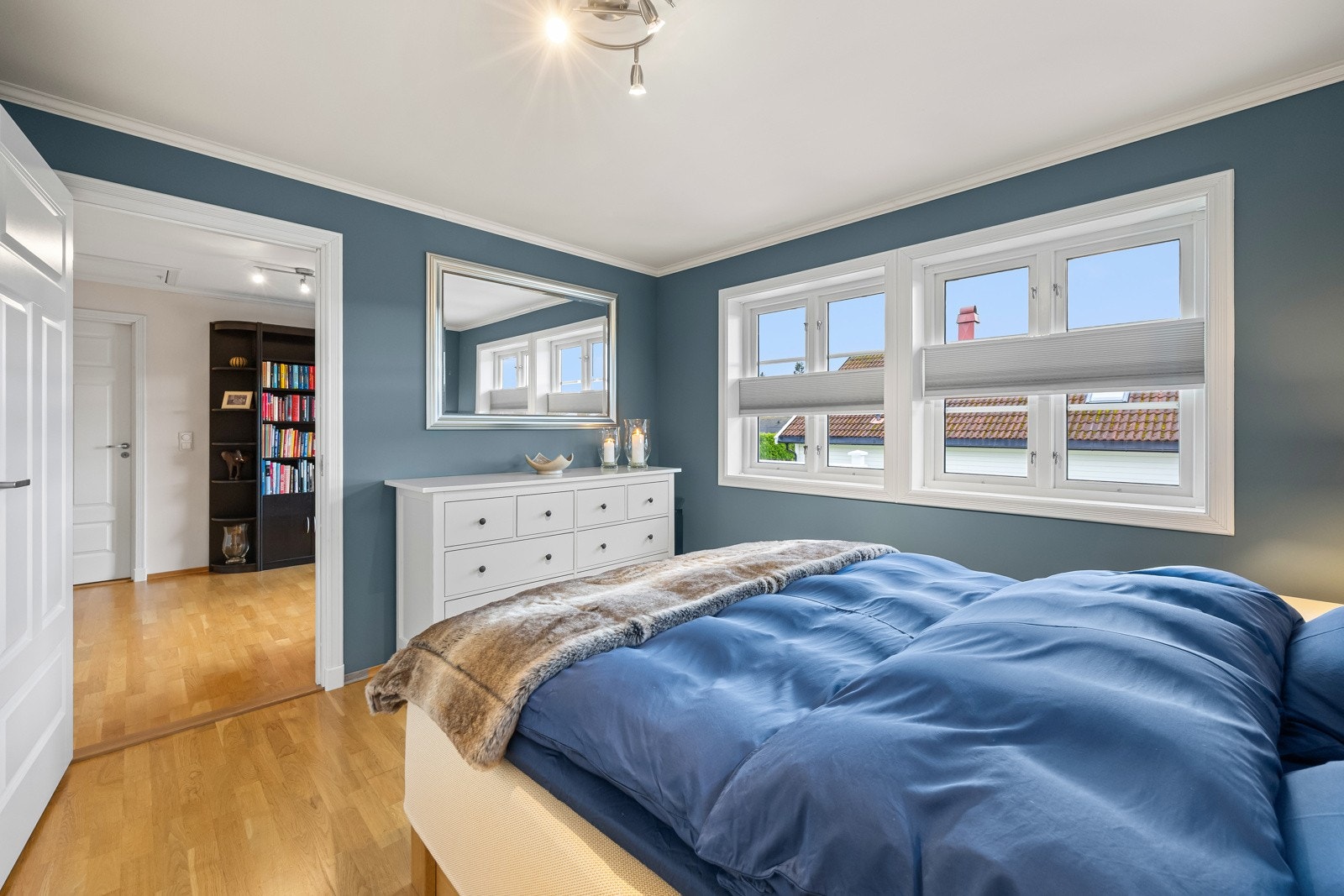 Det er montert stilrene plissegardiner som skjermer godt for solen. Galleribilde