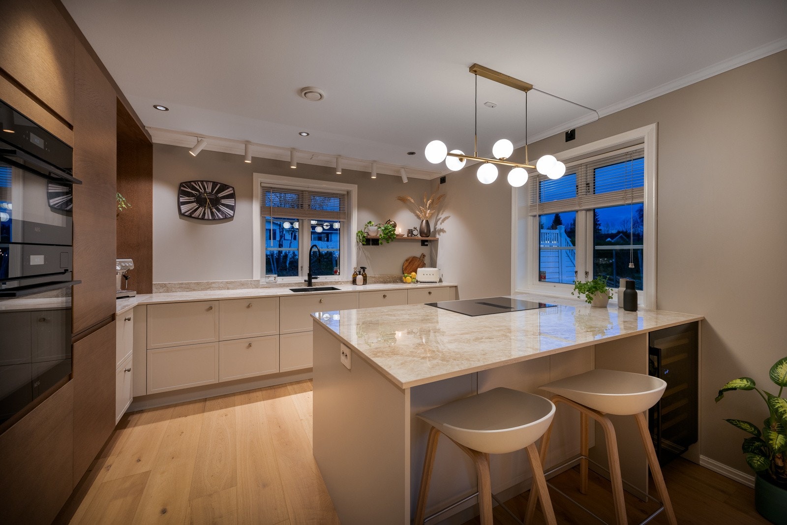 Moderne og stilrent kjøkken fra 2023 med integrerte hvitevarer. Stor kjøkkenhalvøy som gir ekstra arbeidsplass og hyggelig frokostplass. Galleribilde