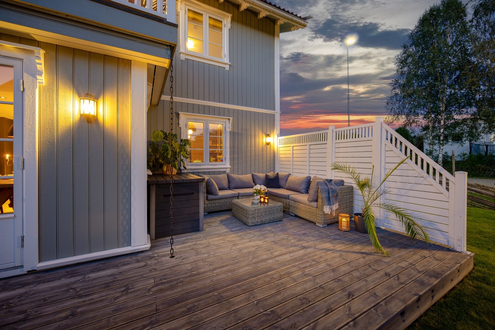 Solrik markterrasse med lun stemning på kveldstid - perfekt for avslapning. Galleribilde