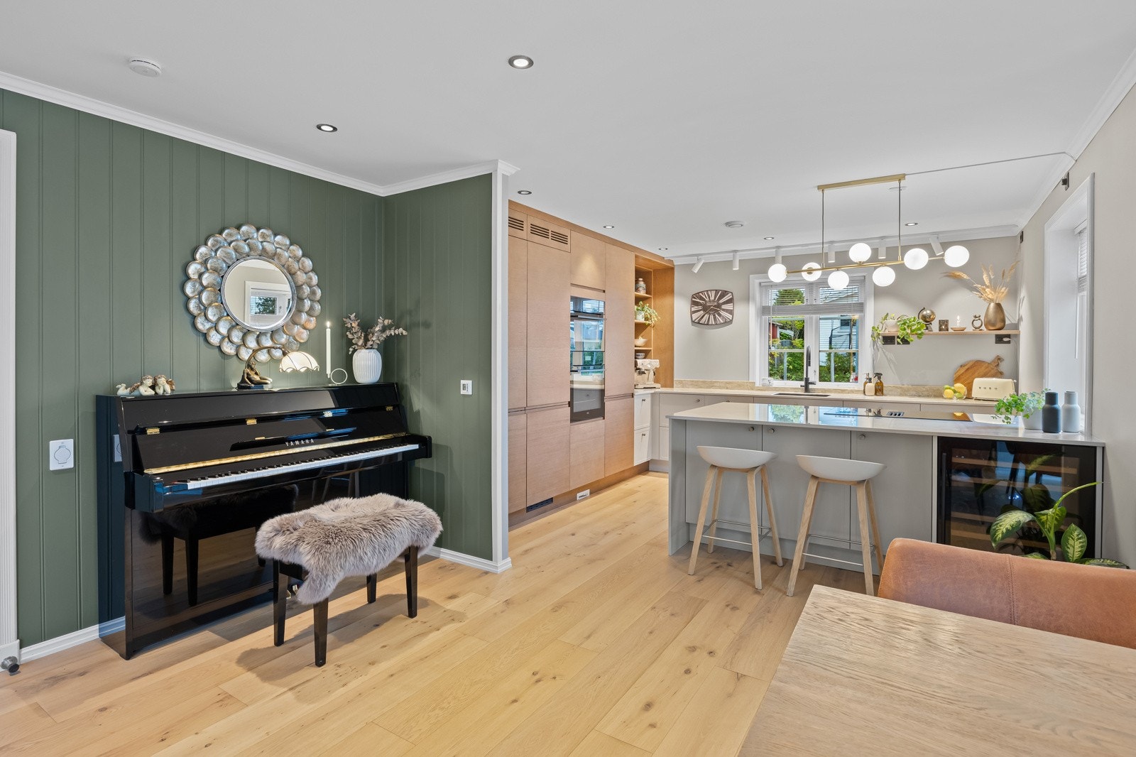 Gulvet er belagt med nydelig, lyspigmentert enstavs parkett (ny i 2023) - både slitesterk og estetisk tiltalende - og det er lagt varmematter i gulvet for ekstra komfort. Varmen strekker seg også inn mot kjøkkensonen, noe som gir en behagelig temperatur. Galleribilde