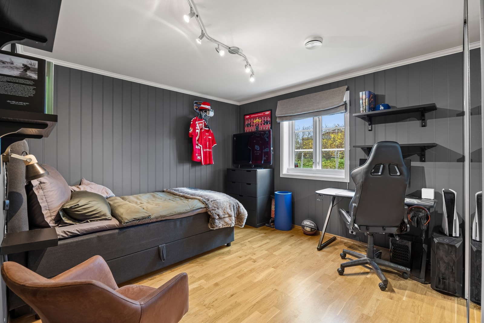 Soverom 1 i boligens 1. etasje er av svært generøs størrelse, med malt smartpanel på veggflater, parkett på gulv med gulvvarme og et stort vindu som slipper inn rikelig med naturlig lys. Det er i tillegg bygget inn praktisk skyvedørsgarderobe i vegg. Galleribilde