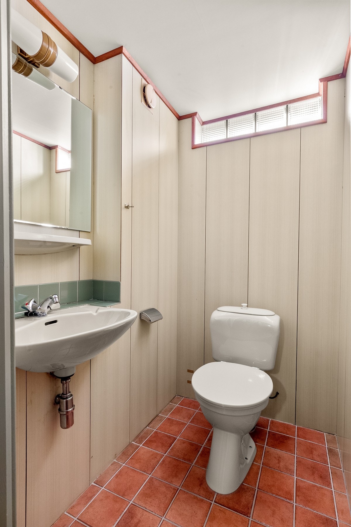 Separat toalett i kjelleren Galleribilde