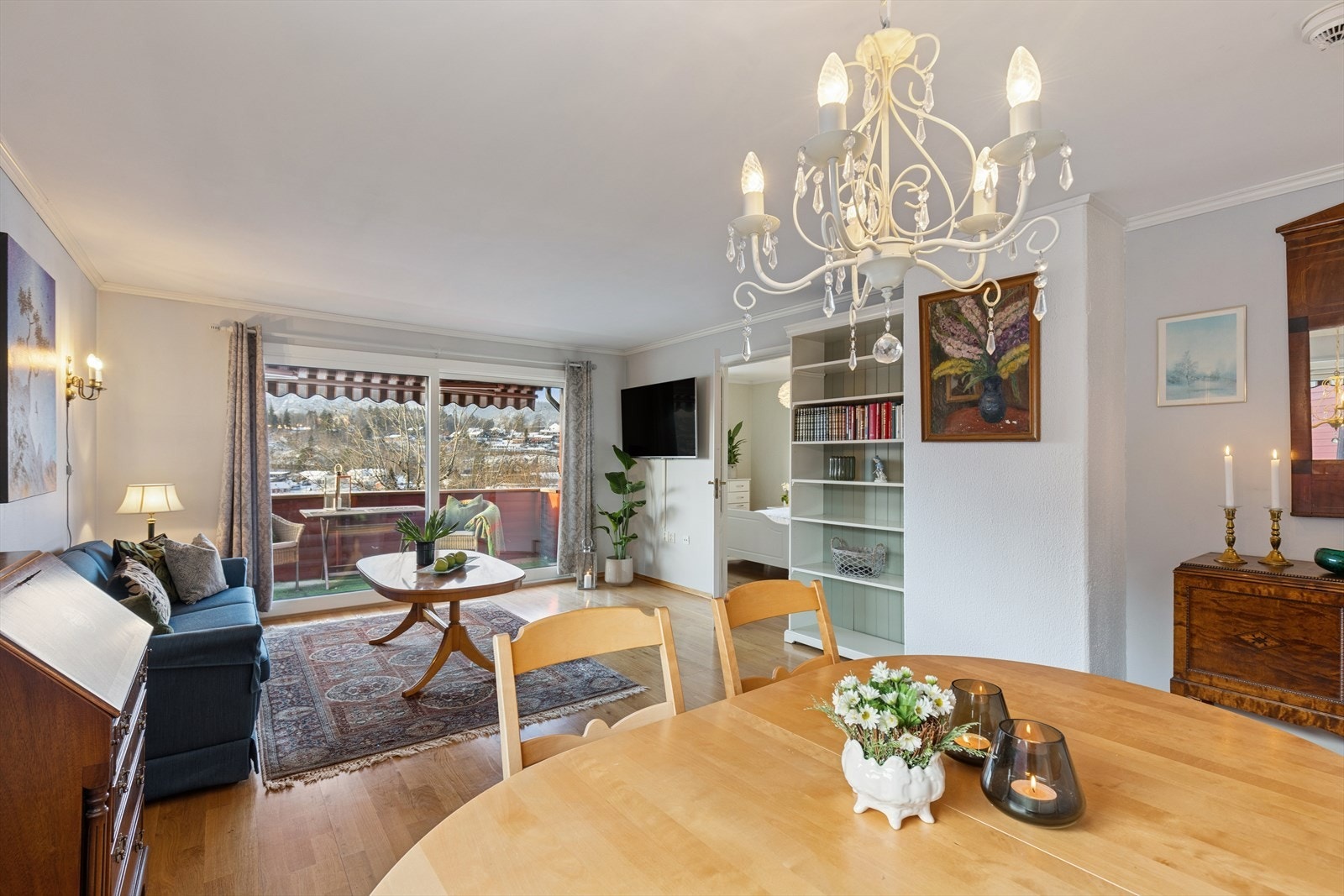 Lys og åpen stue med god plass til både sofa og spisebord Galleribilde