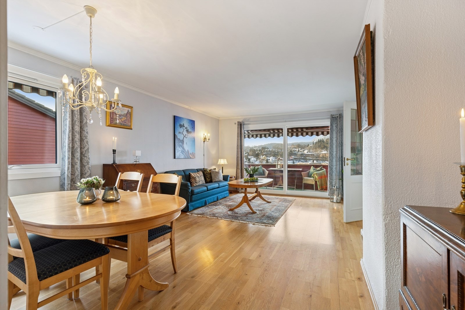 Store vindusflater gir godt dagslys Galleribilde