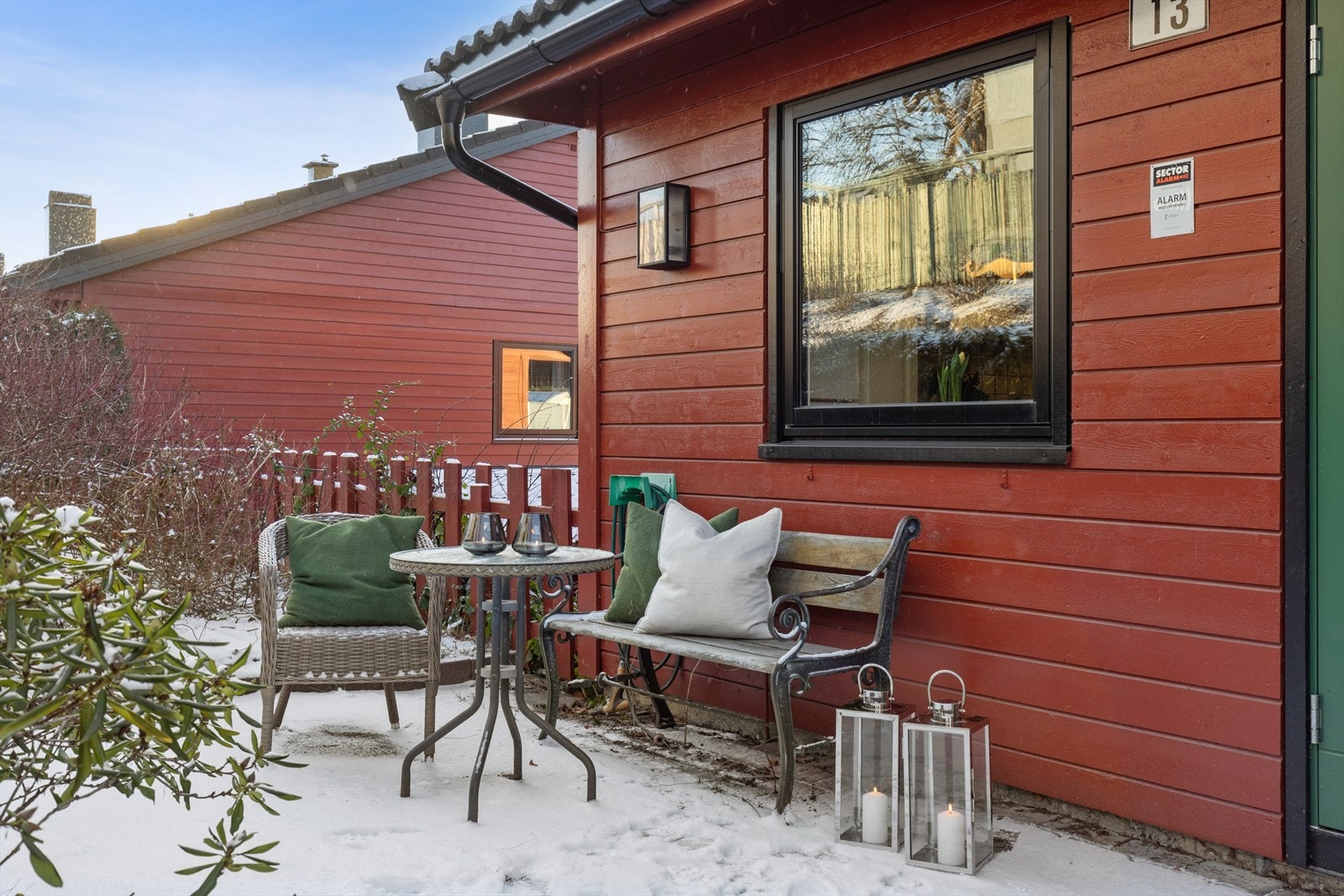 Hyggelig sittegruppe på utsiden av leiligheten Galleribilde