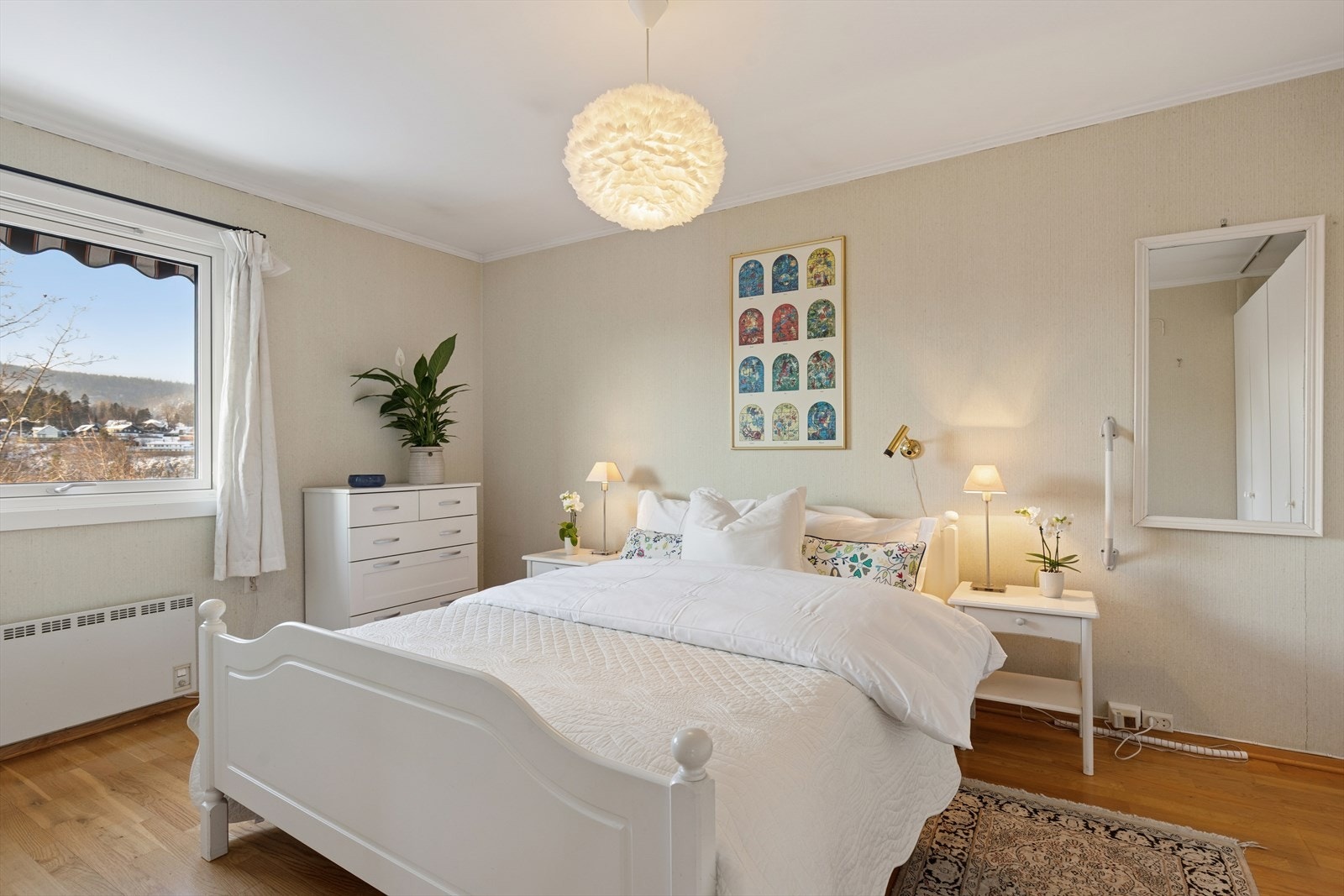 Hovedsoverom med stort vindu som gir rikelig med naturlig lys Galleribilde