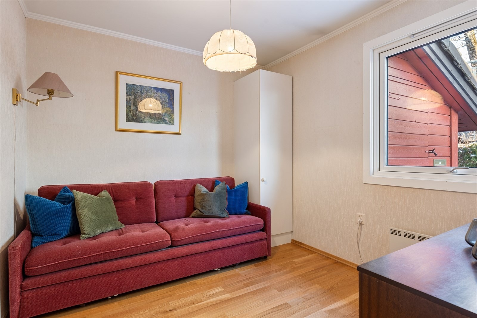 Soverom 2 med plass til både seng og garderobe. Stort vindu som slipper godt inn med naturlig lys. Galleribilde