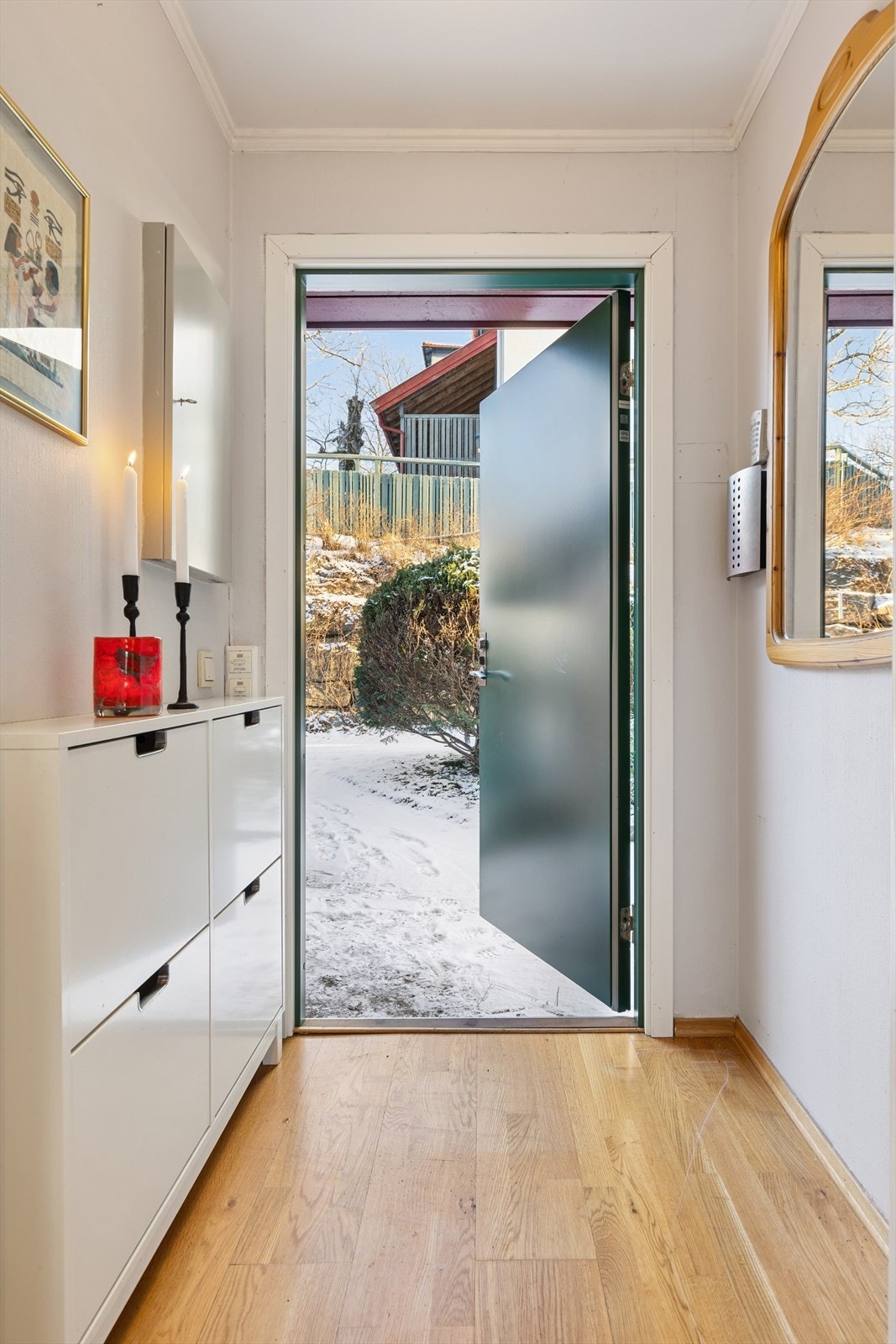 Velkommen inn i en lys og pen entré Galleribilde