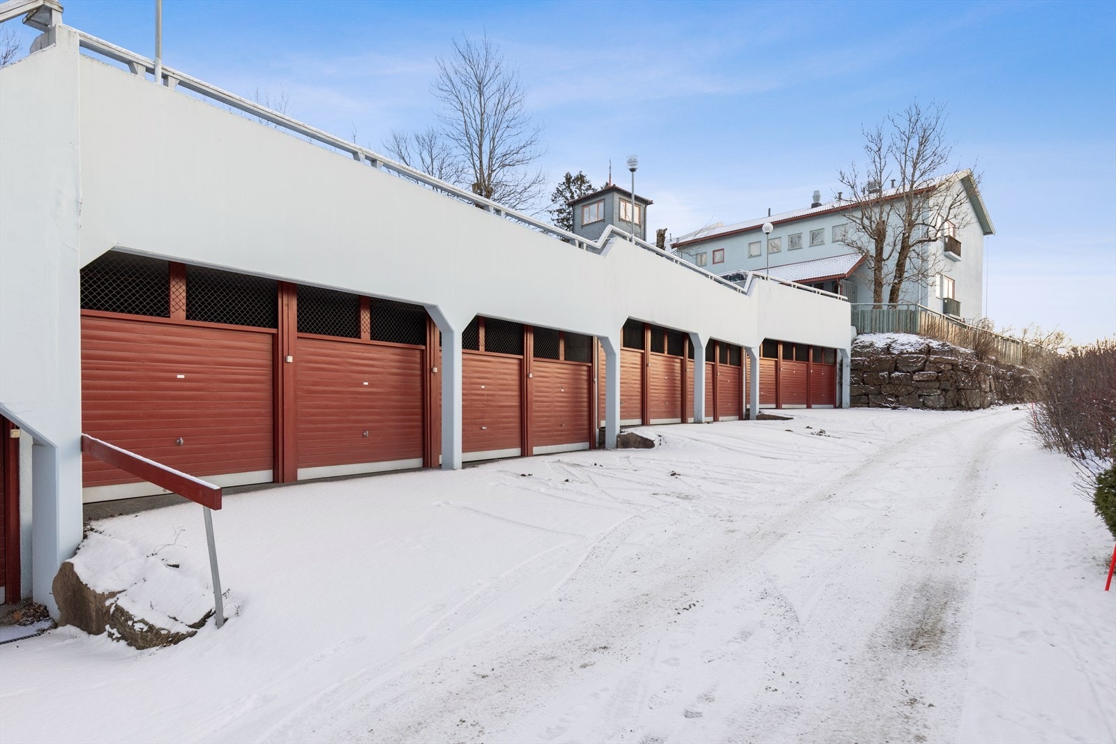 Boligen har en garasjeplass i garasjerekke Galleribilde