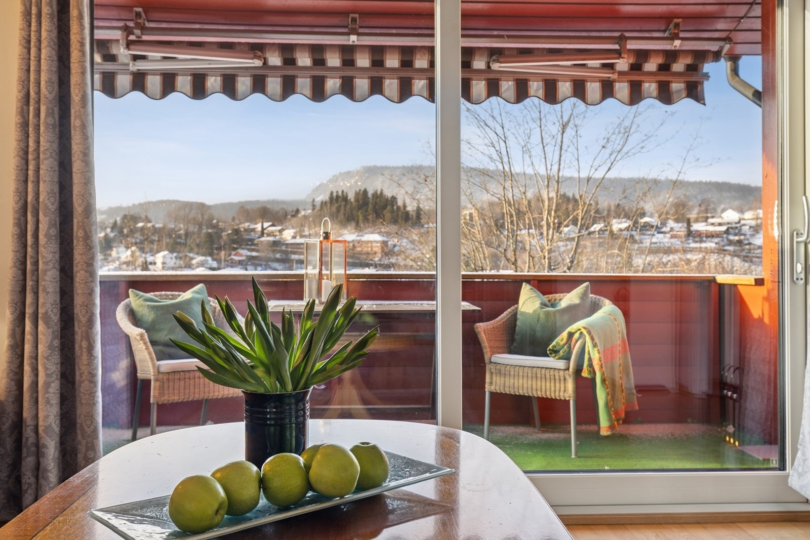 Fra stuen er det utgang til en solrik balkong på ca. 7 m² Galleribilde