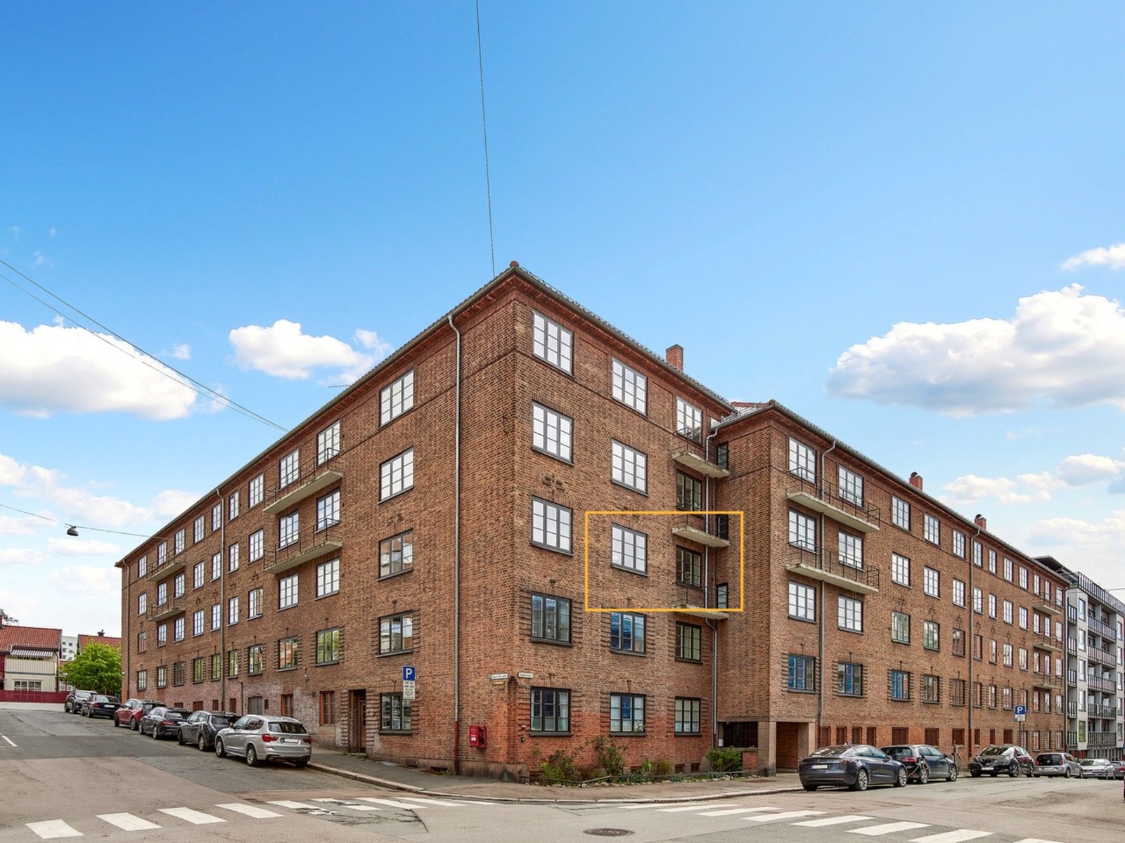 Her bor du sentralt men tilbaketrukket til med alt det du trenger like i nærheten. Galleribilde