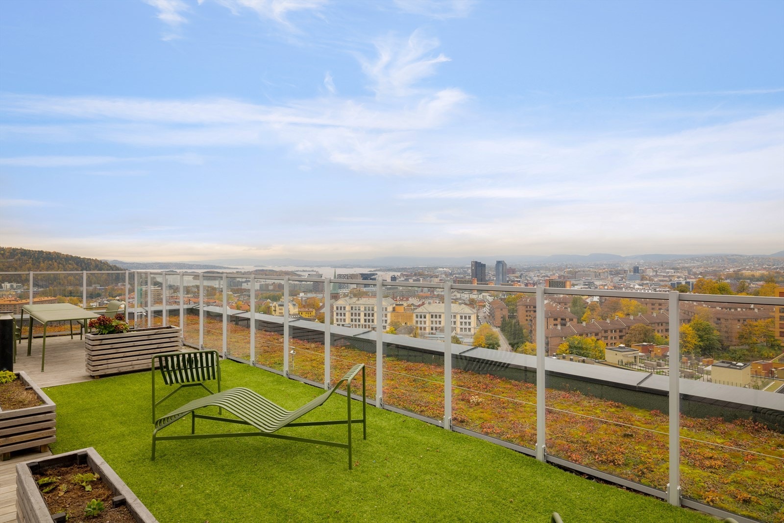 Herfra kan man nyte solen og den flotte utsikten over Oslo. Galleribilde