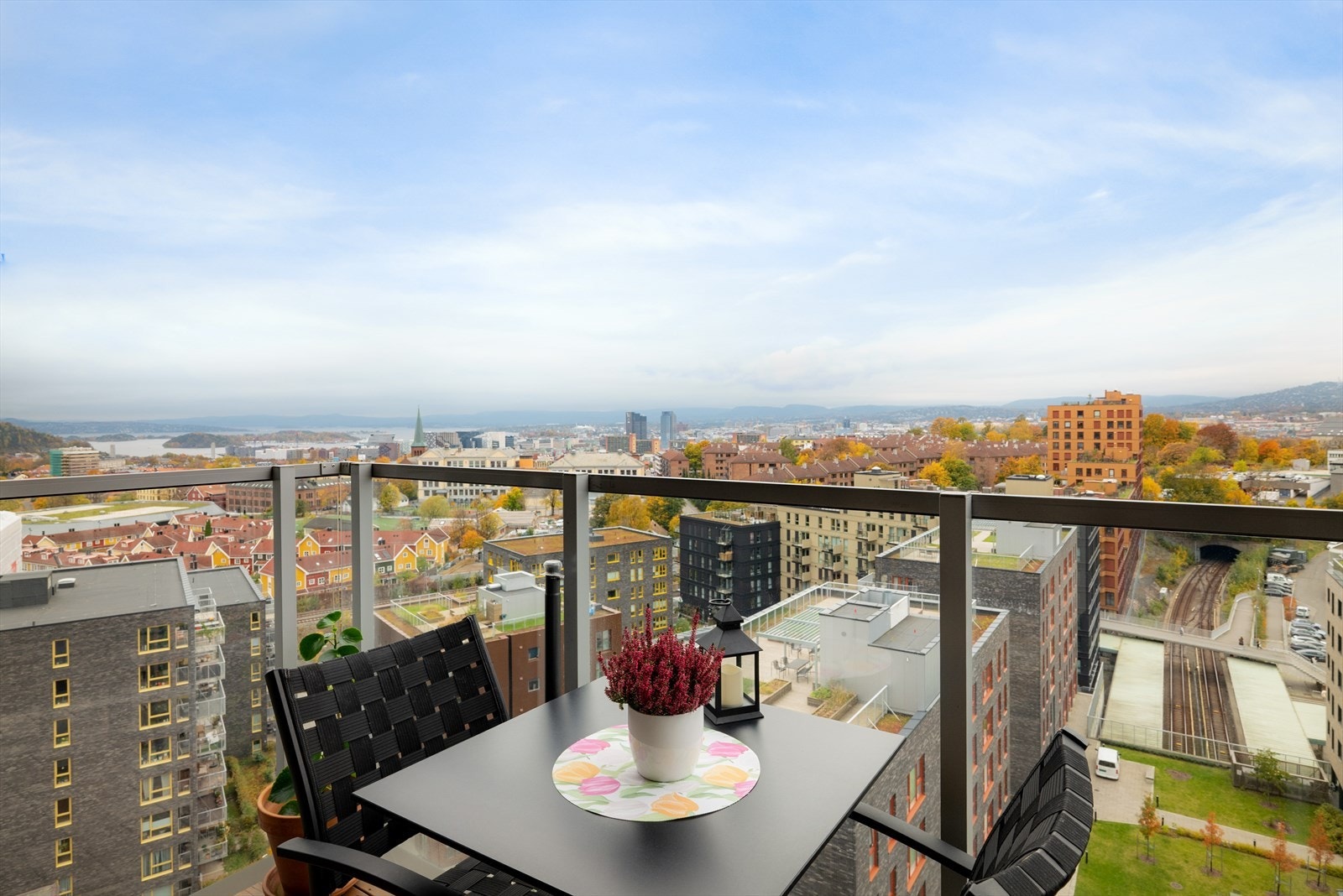 Her er det god plass til en sittegruppe for å nyte utsikten. Galleribilde