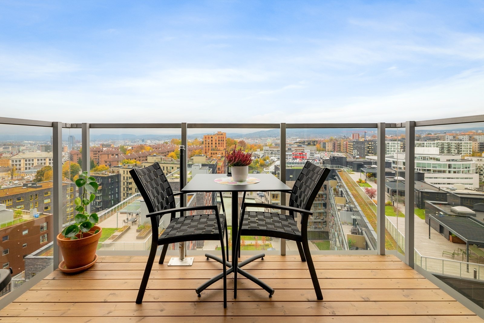 Fra 13. etasje har du en vidstrakt utsikt over byen og Oslofjorden. Galleribilde