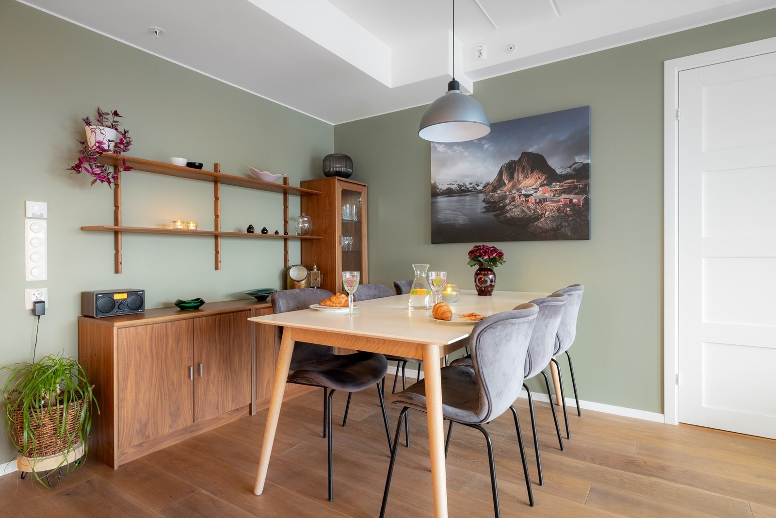 Gjennomgående parkettgulv binder sonene sammen på en helhetlig måte. Galleribilde