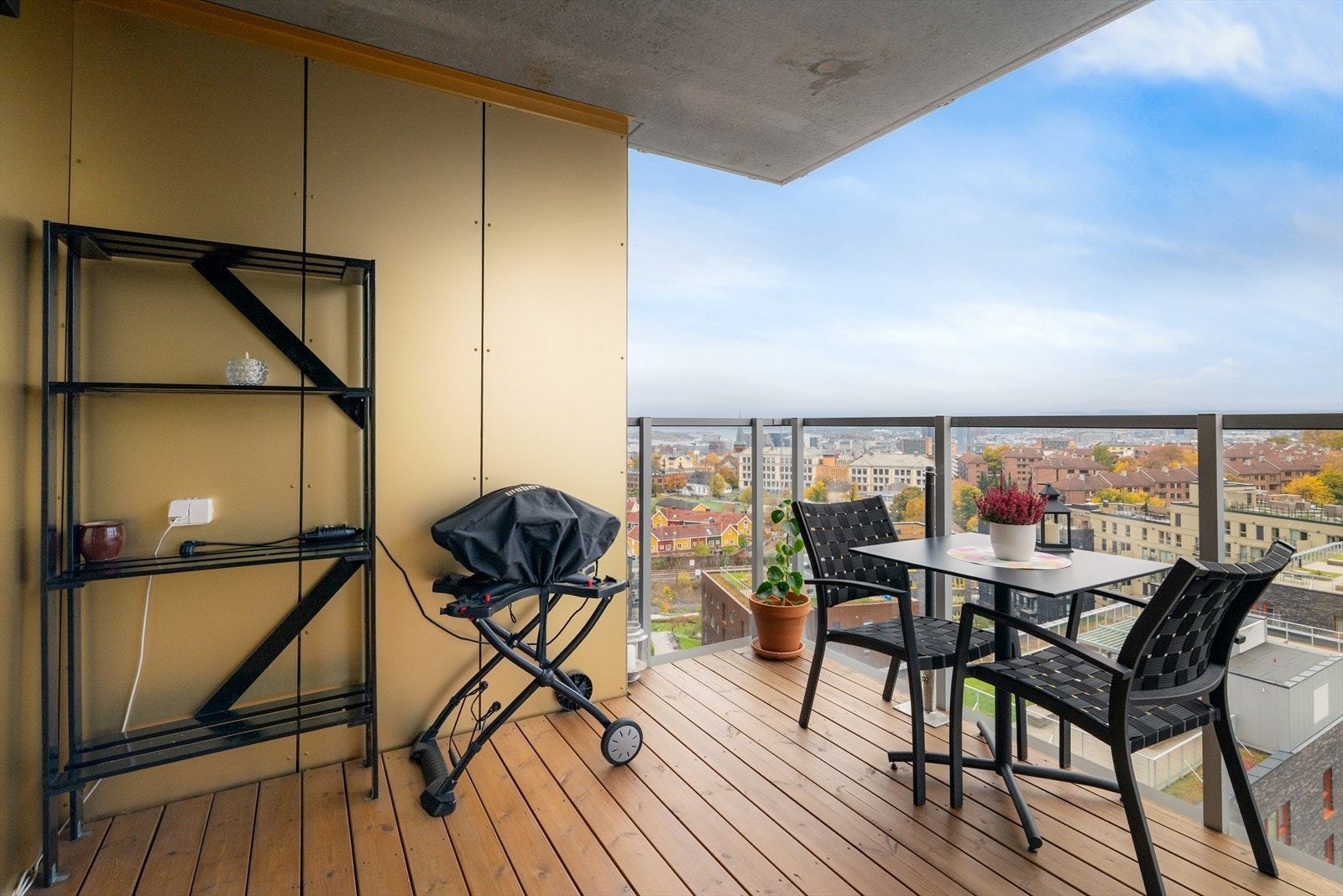 Balkongen er på 8 m² med spaltegulv av tre og strømuttak. Galleribilde